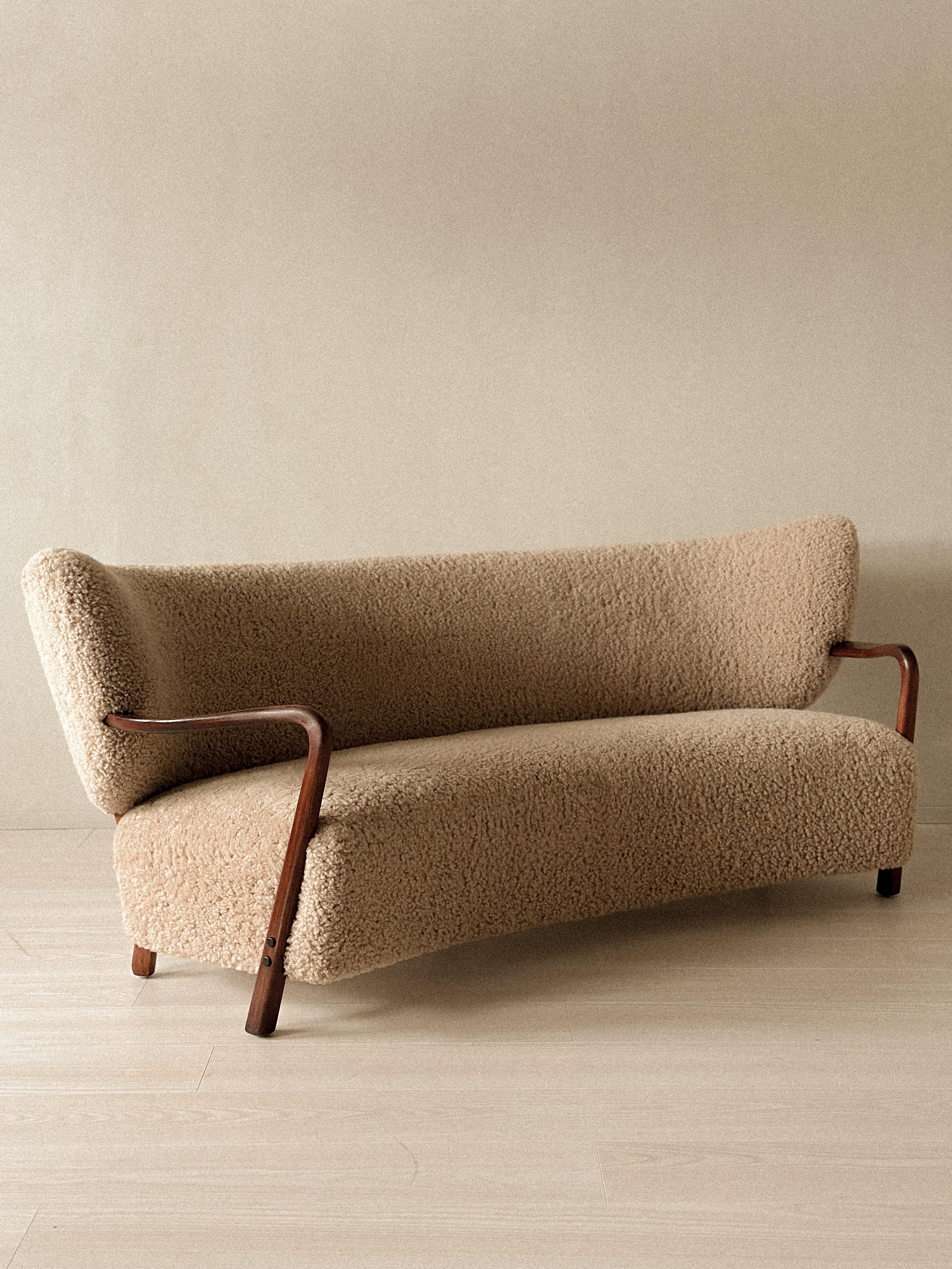 Un raro divano d'epoca in faggio e shearling disegnato da Viggo Boesen (attribuito) e prodotto da Hos Wulff in Danimarca, intorno agli anni Trenta. Recentemente rinnovato e rivestito in pelle di pecora beige di prima qualità. 