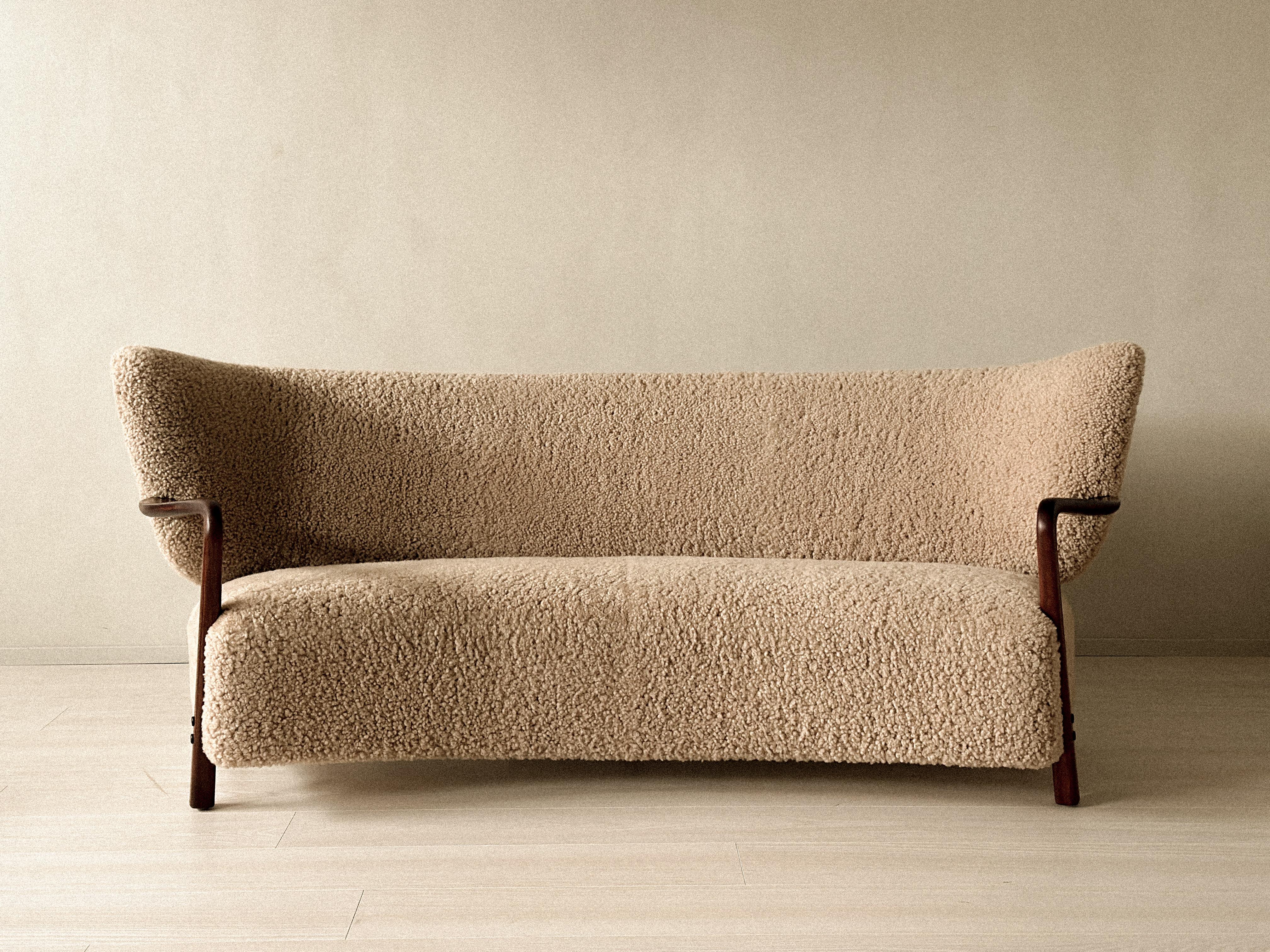 XX secolo Raro divano Viggo Boesen d'epoca in shearling, prodotto da Hos Wulff, Danimarca 1930 in vendita