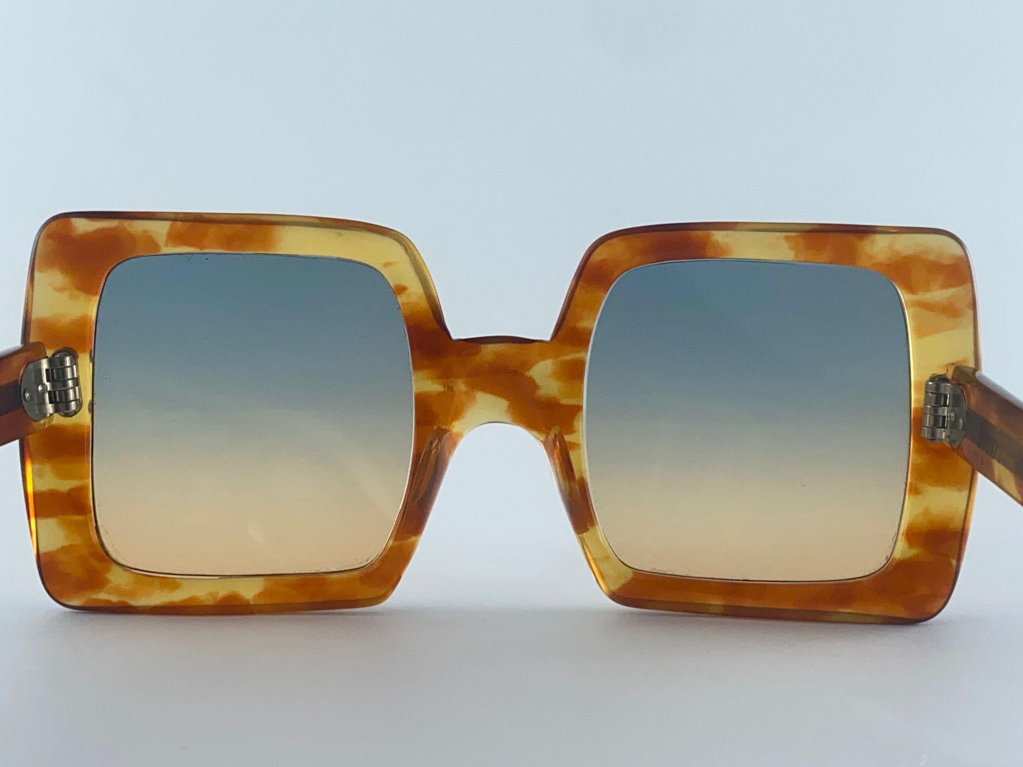 Rare Vintage Vito Paris Oversized Handmade Tortoise Frame. Lentilles multicolores.
Fabriqué dans les années 1970.

Cet article présente des signes mineurs d'usure, pas de réparations ni de dommages structurels.



Avant                              
