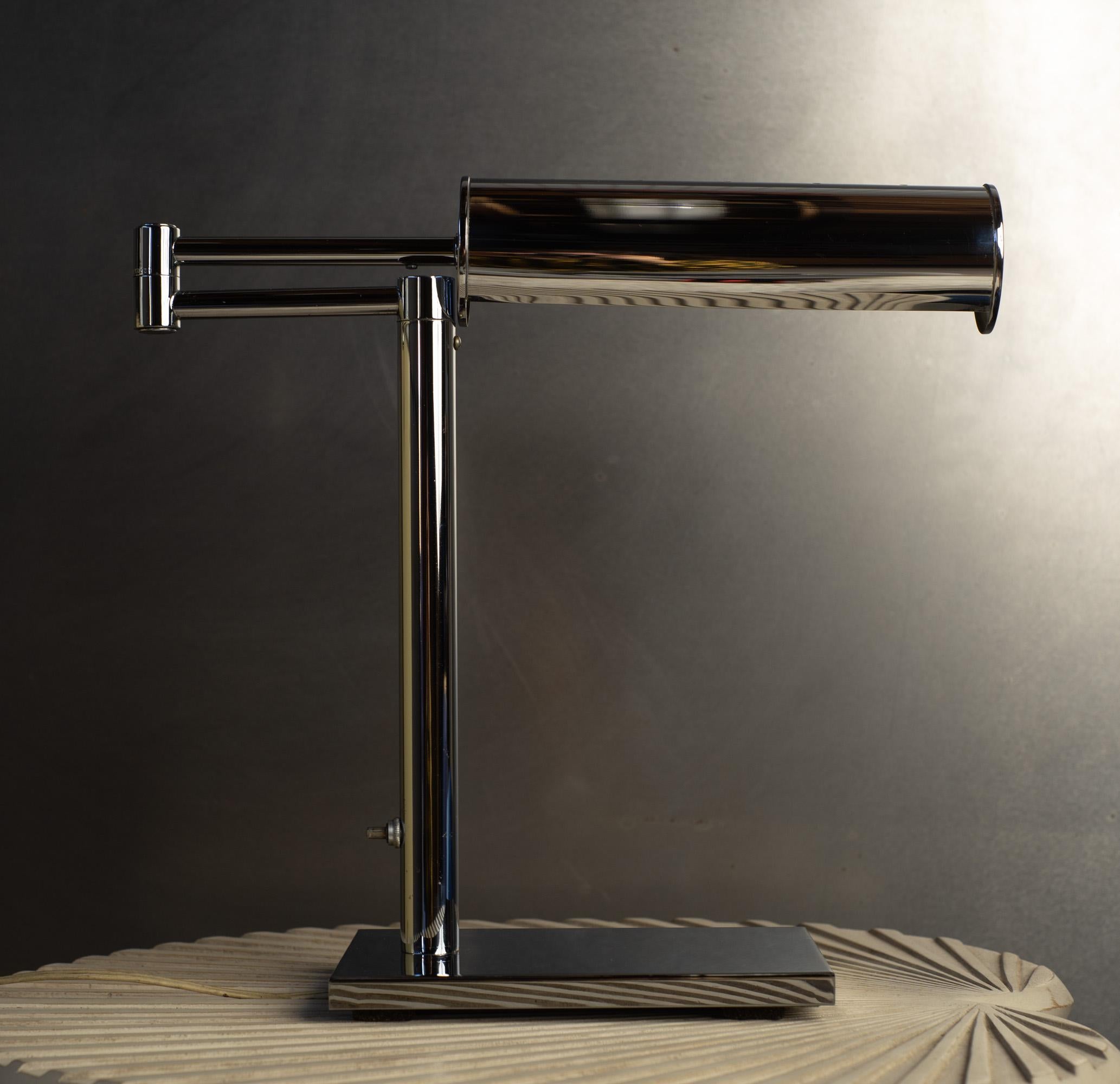 Questa lampada da scrivania a braccio oscillante è stata progettata da Walter Von Nessen per essere prodotta dal suo stesso Studio negli anni '60. Esistono molte versioni di questo design, alcune con base circolare a cupola e altre con paralume, ma