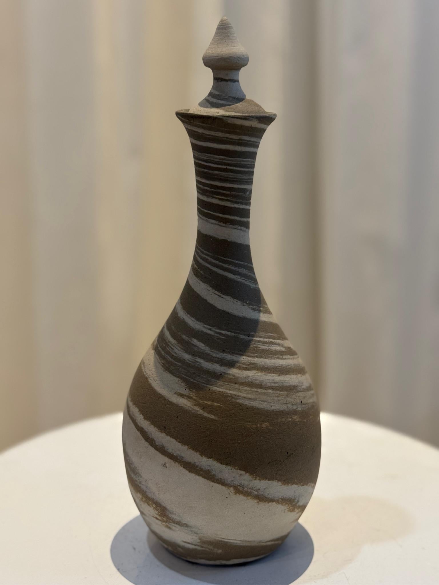 This stunning vintage ceramic decanter is a rare and highly collectible piece handcrafted by the renowned American potter W.J. Gordy of Cartersville, Georgia. Gordy, celebrated for his masterful command of traditional Southern pottery techniques,