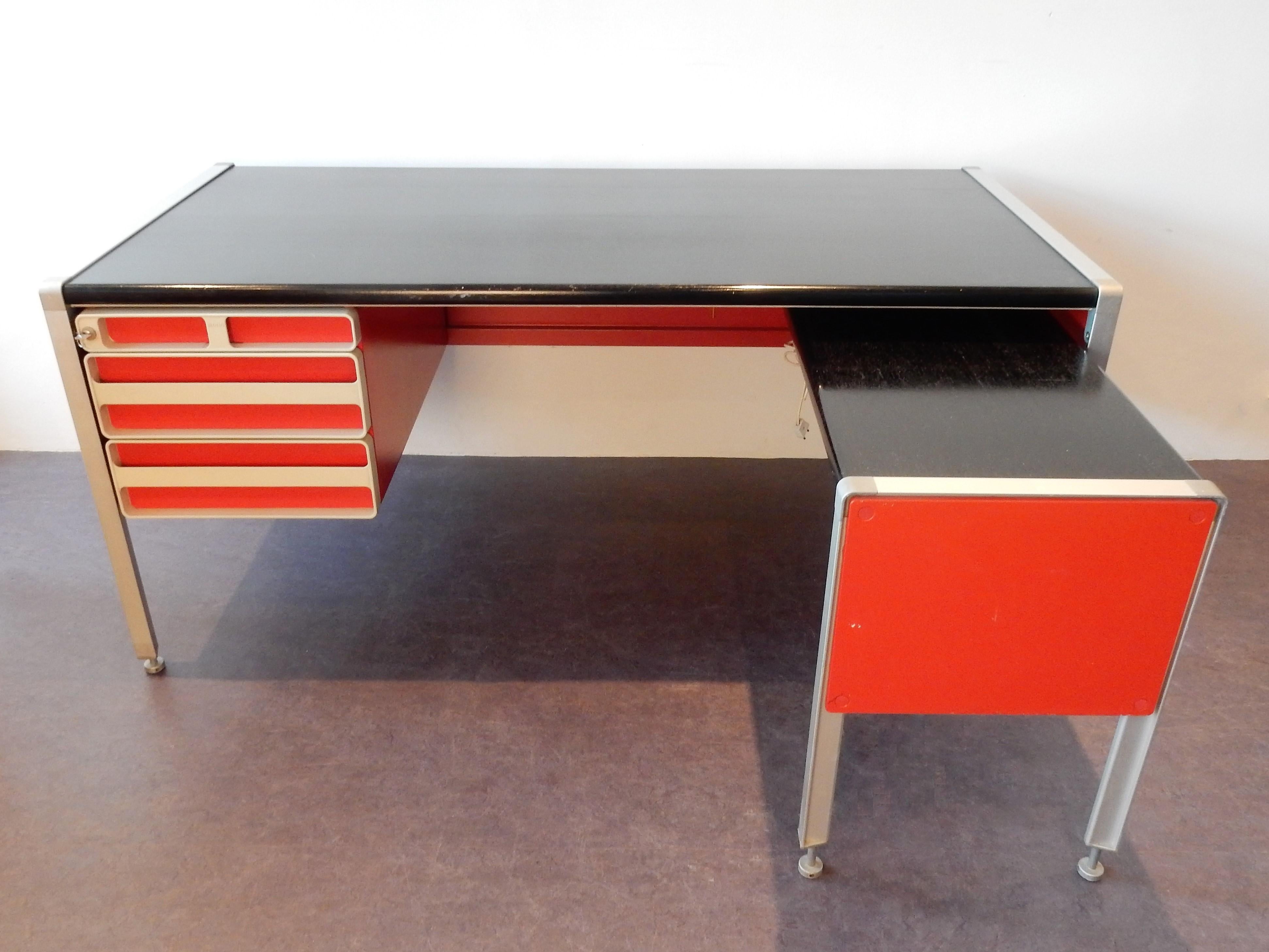 This is a very special desk we have not seen before and we can find very little about. It is marked and produced by the Norwegian company NOBØ. A company that produced award winning office furniture. We did find some information on a design by Arne