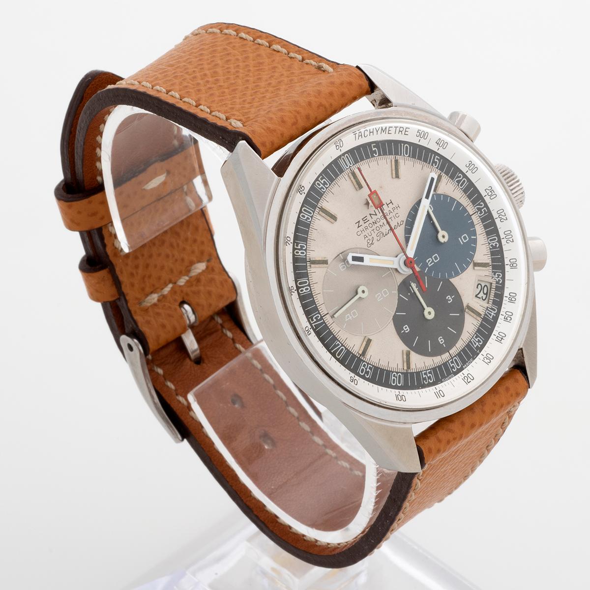 Notre chronographe Zenith El Primero vintage extrêmement rare avec date, référence A386 , présente un boîtier en acier inoxydable de 38 mm avec un cadran original et patiné très désirable et des aiguilles Coeval ; cet exemple de référence A386 est