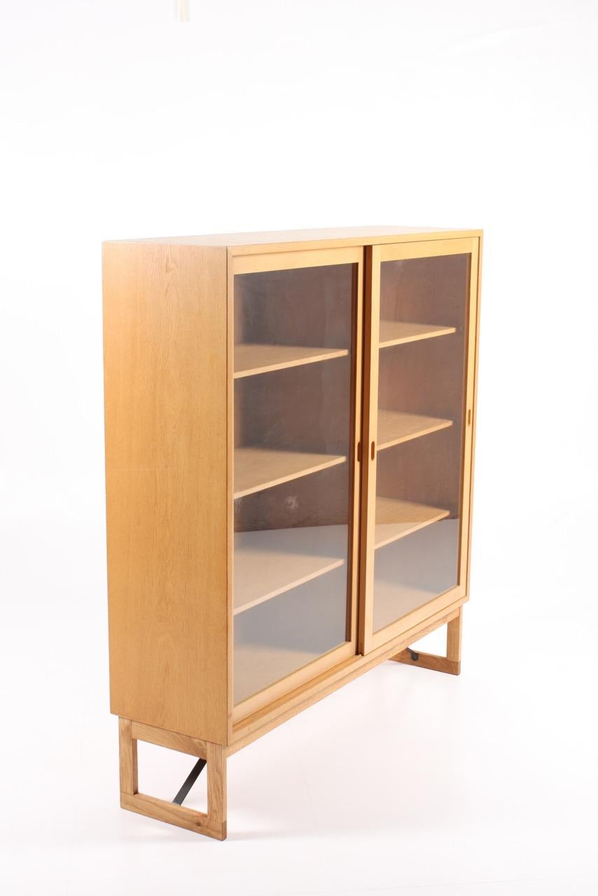 Rare Vitrine in oak with adjustable shelves. Designed by Danish architect Børge Mogensen for Karl Andersson cabinetmakers. Made in Sweden in the 1960s. Great original condition.