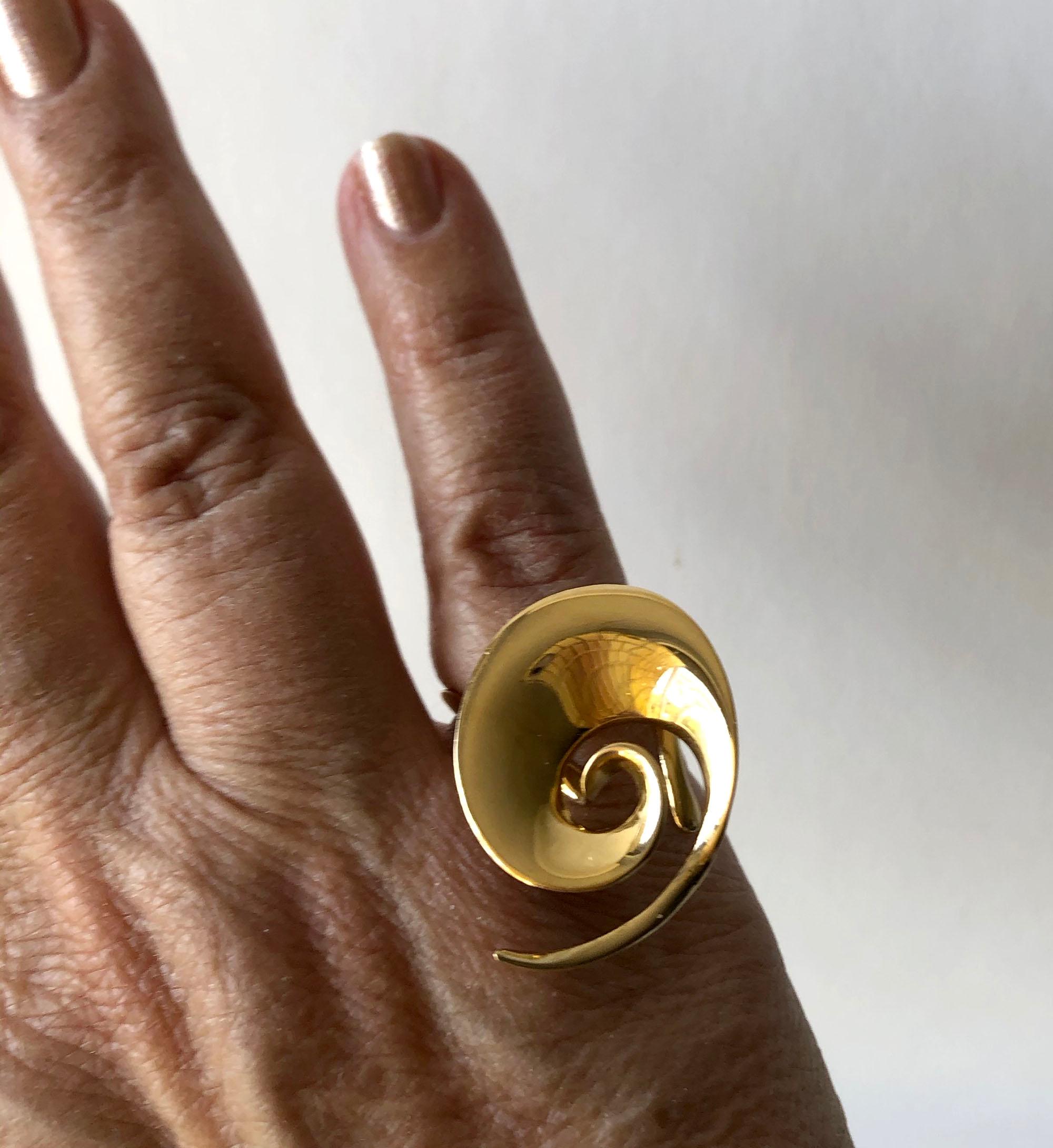 Rare Vivianna Torun for Georg Jensen 18 Karat Gold Danish Modernist Spiral Ring In Good Condition In Palm Springs, CA