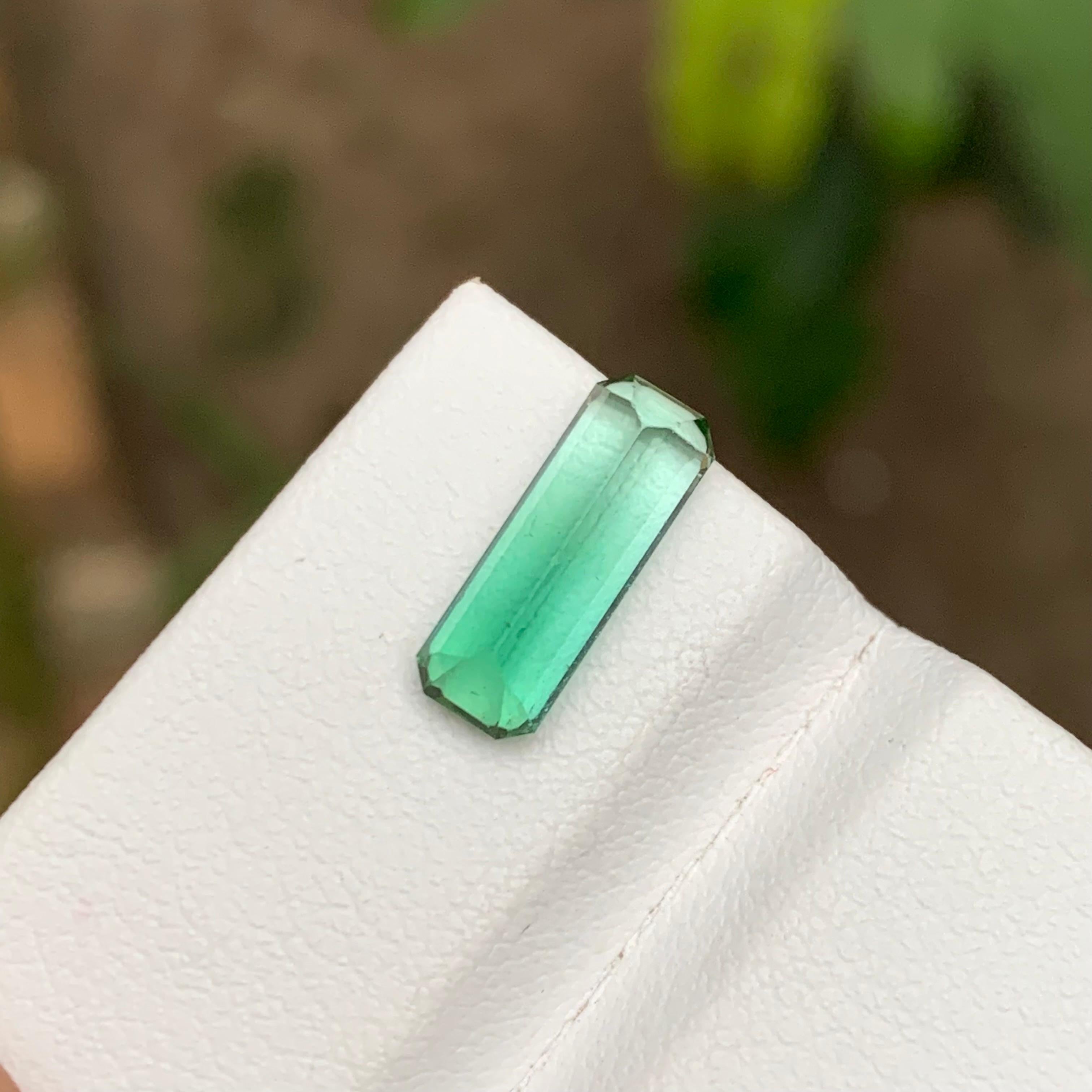 Taille émeraude Rare Vivid Bluish Green Bicolor Tourmaline Gemstone 2.25 Ct Emerald Cut for Ring en vente