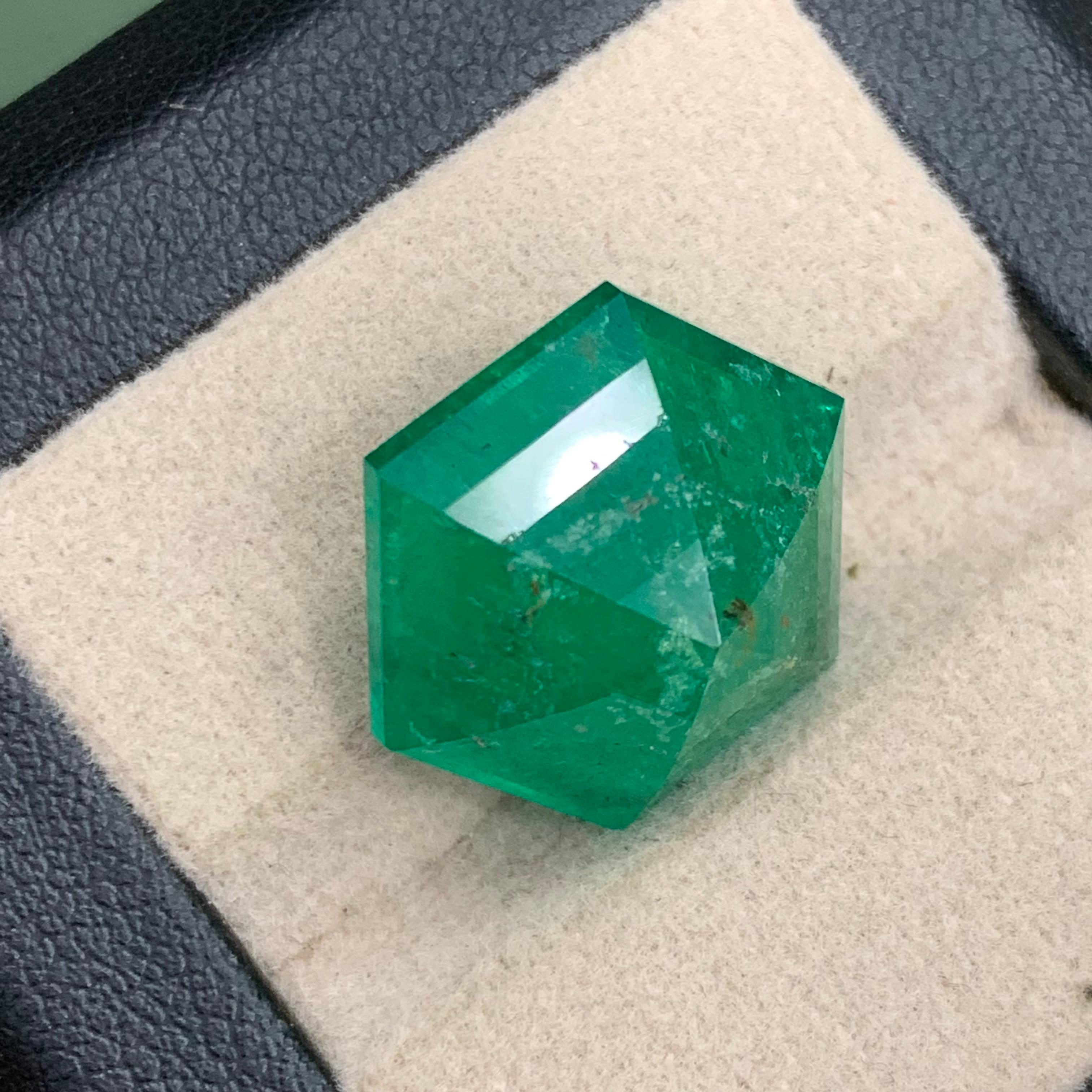 Women's or Men's Rare Vivid Bluish Green Natural Panjshir Emerald Gemstone, 16.80 Ct Hexagon Cut For Sale