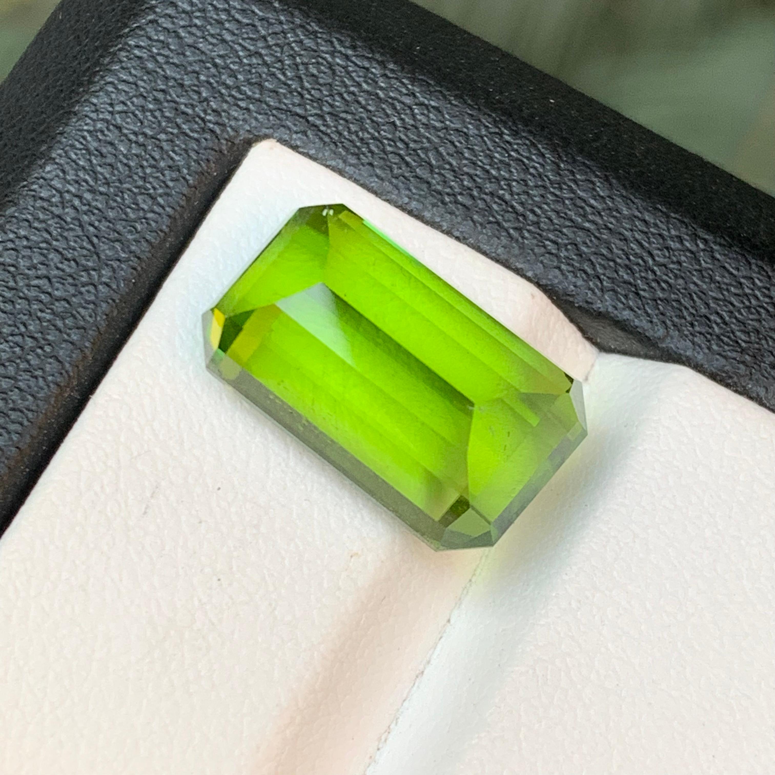 Rare Vivid Green Natural Peridot Ring Pendant Loose Gemstone 12.80Ct Emerald Cut In New Condition For Sale In Peshawar, PK