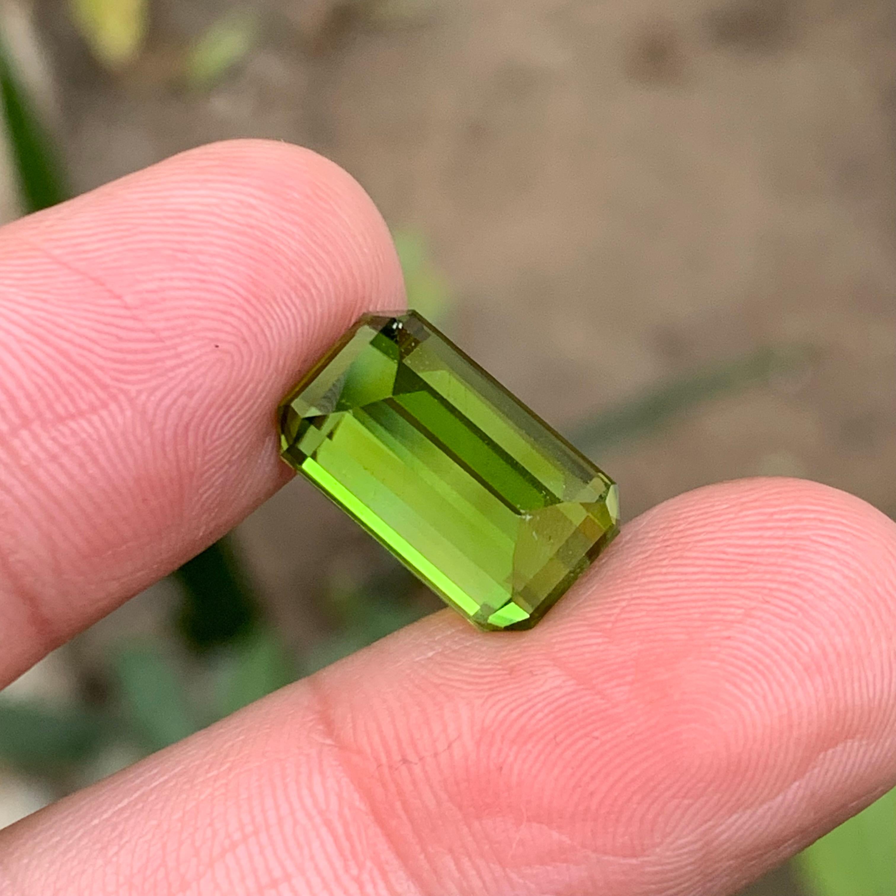 Rare Vivid Green Natural Peridot Ring Pendant Loose Gemstone 12.80Ct Emerald Cut For Sale 1