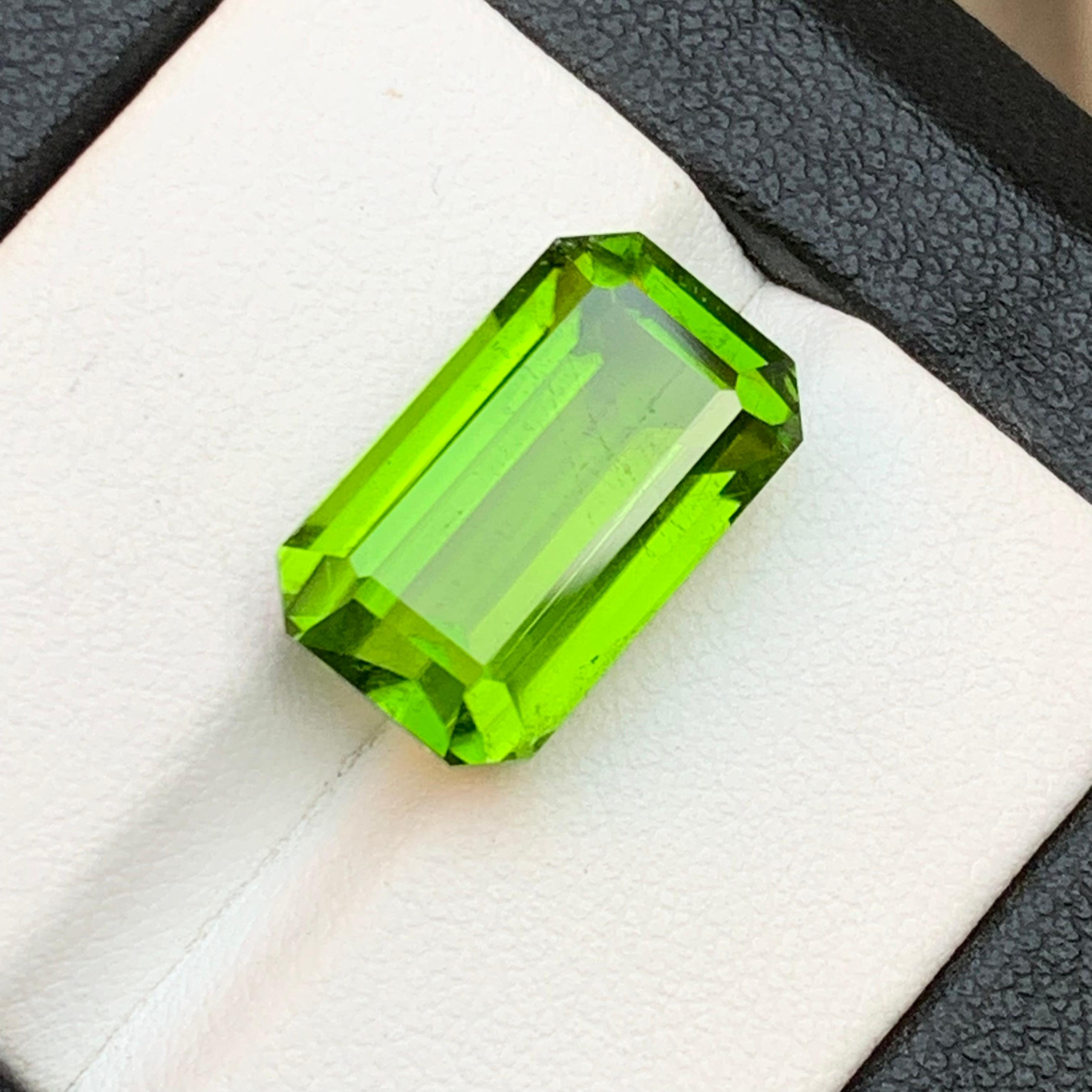 Rare Vivid Green Natural Peridot Ring Pendant Loose Gemstone 12.80Ct Emerald Cut For Sale 2