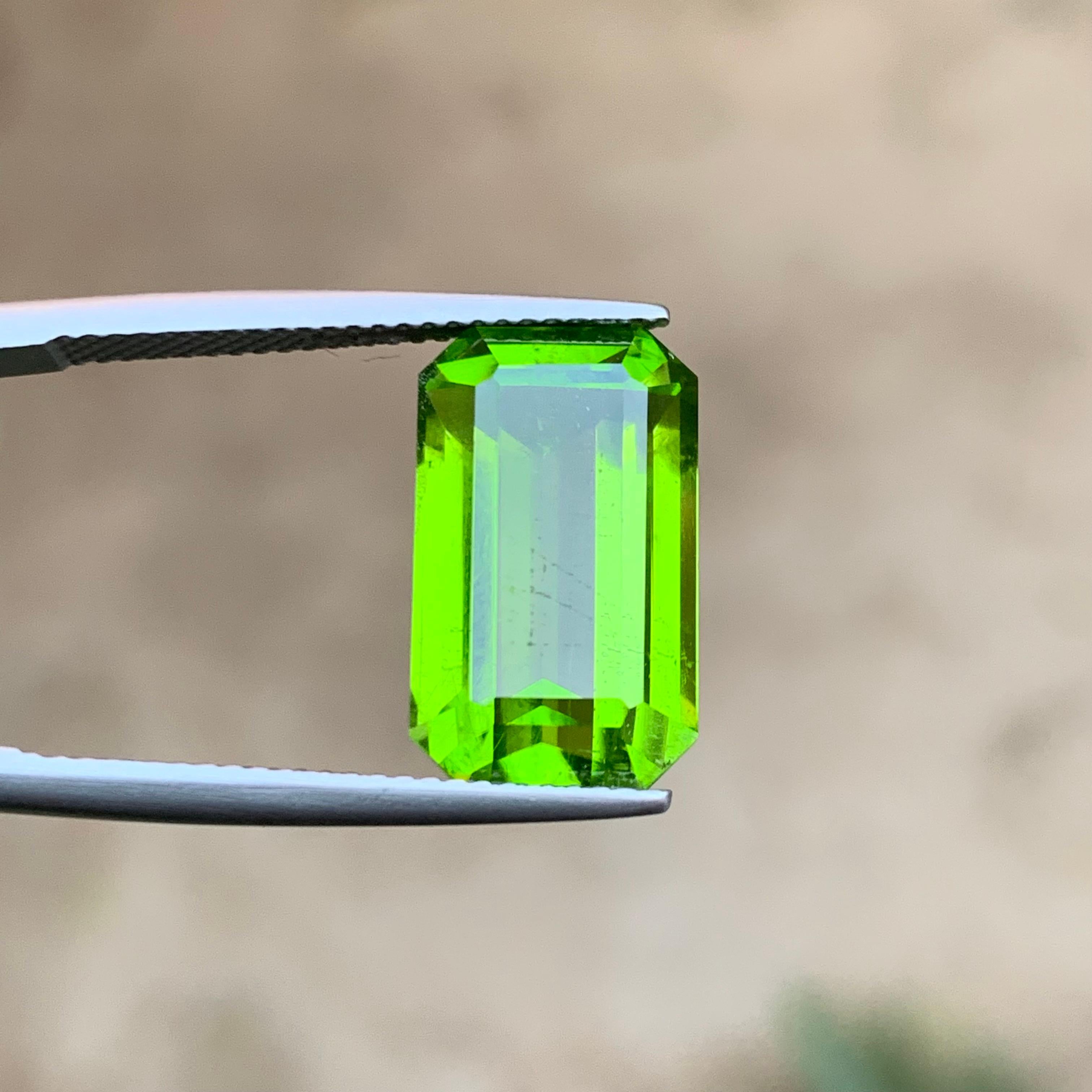 Rare Vivid Green Natural Peridot Ring Pendant Loose Gemstone 12.80Ct Emerald Cut For Sale 3