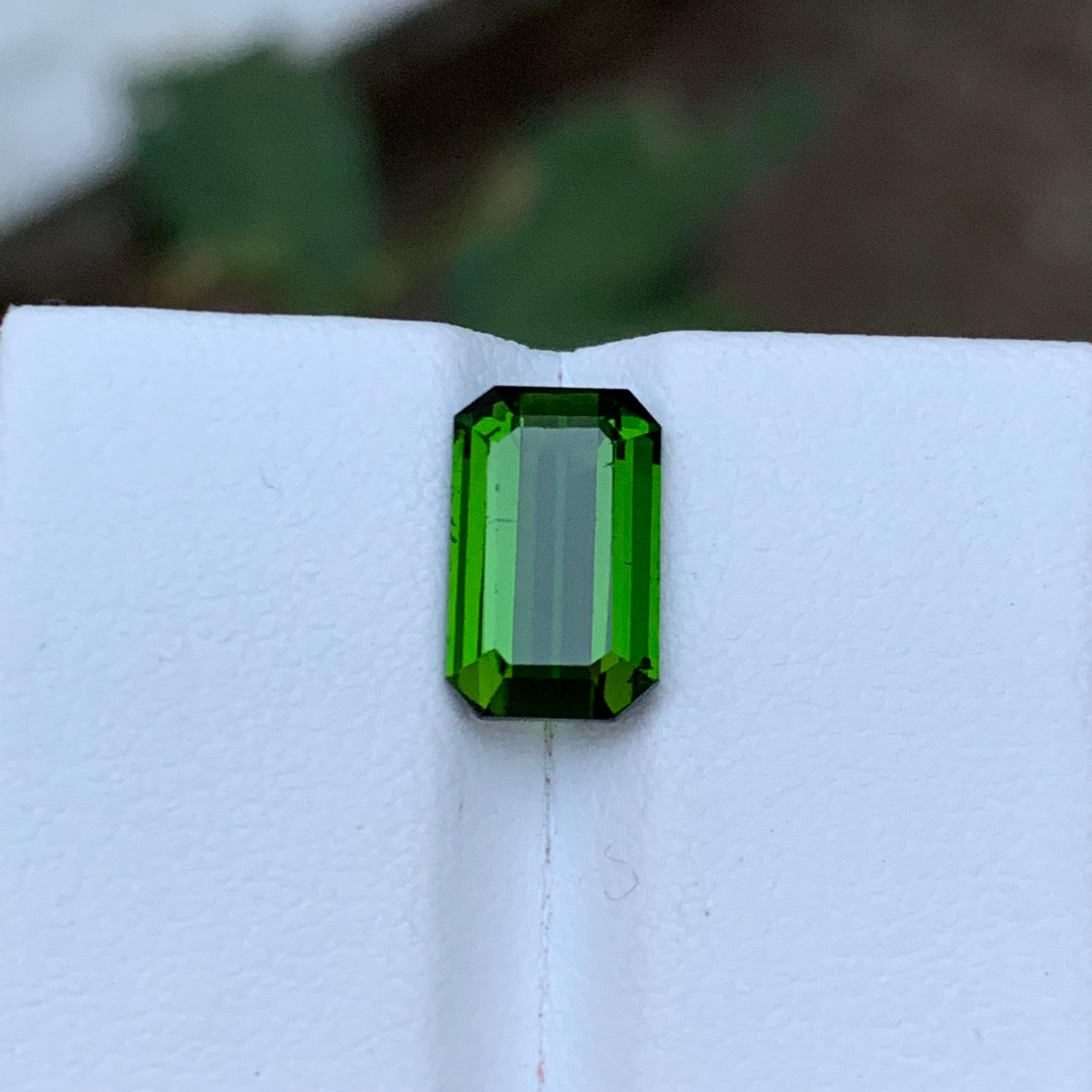 Rare Vivid Green Tourmaline Gemstone, 3.35 Ct Emerald Cut for Ring/Necklace In New Condition For Sale In Peshawar, PK