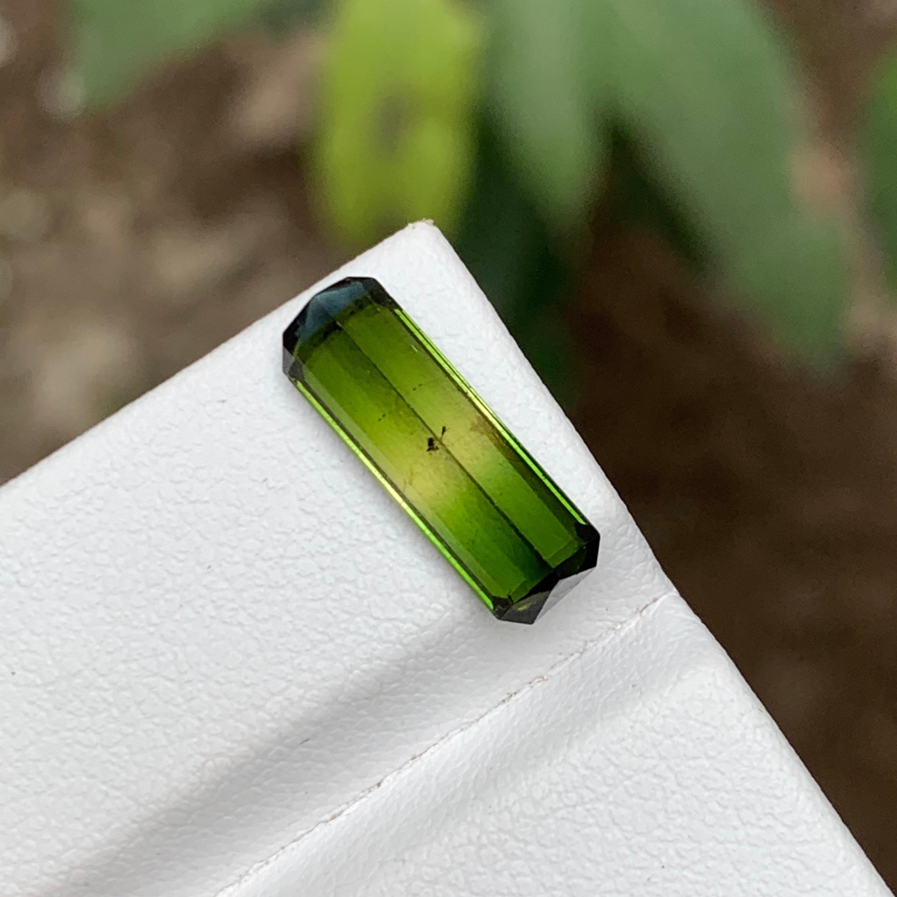 Rare Vivid Green & Yellow Hue Bicolor Tourmaline Gemstone, 3.15 Ct Emerald Cut In New Condition For Sale In Peshawar, PK