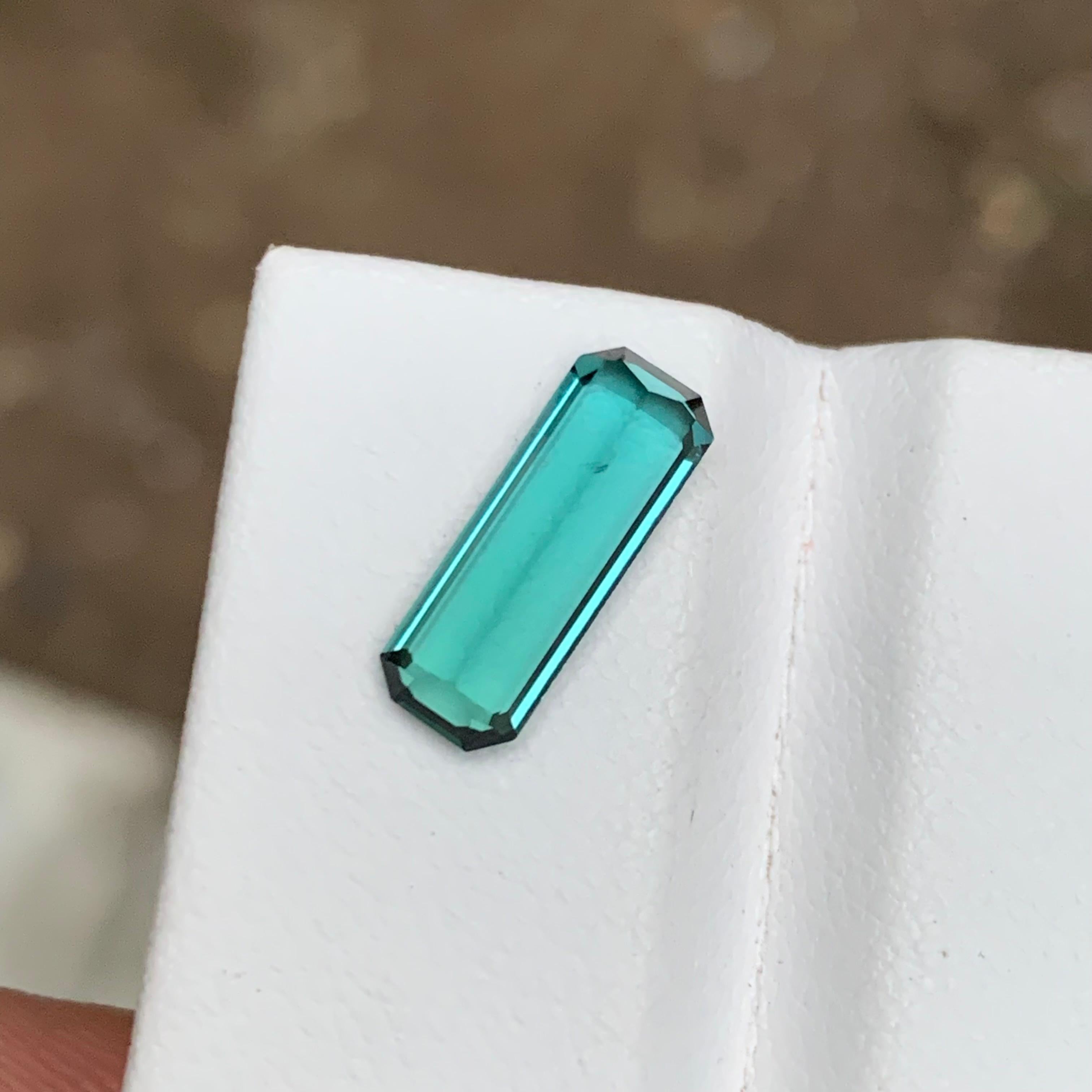 Rare Vivid Neon Bluish Green Hue Tourmaline Gemstone 1.75Ct Emerald Cut for Ring In New Condition For Sale In Peshawar, PK