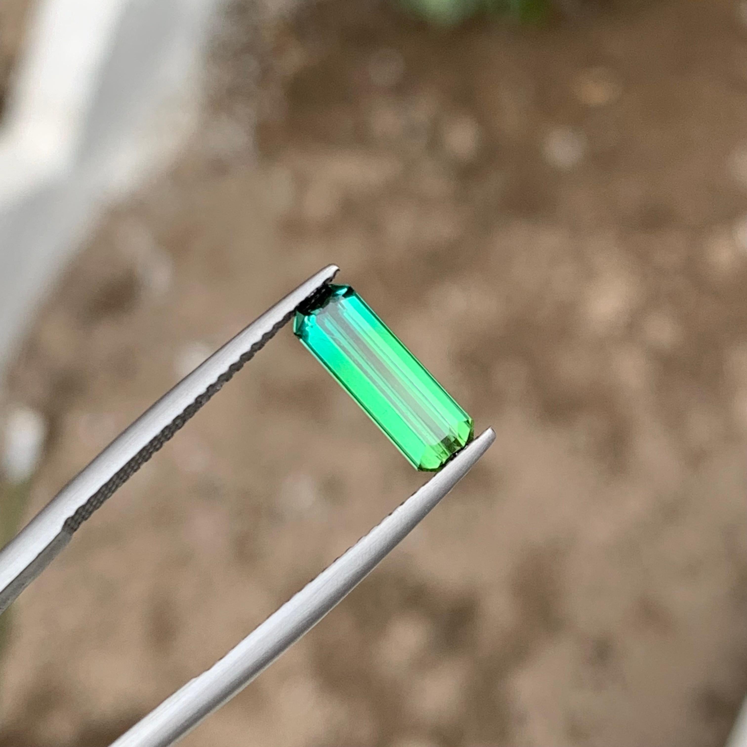Rara gemma di tormalina bicolore verde neon e blu neon, anello da 1,5 ct. in vendita 3