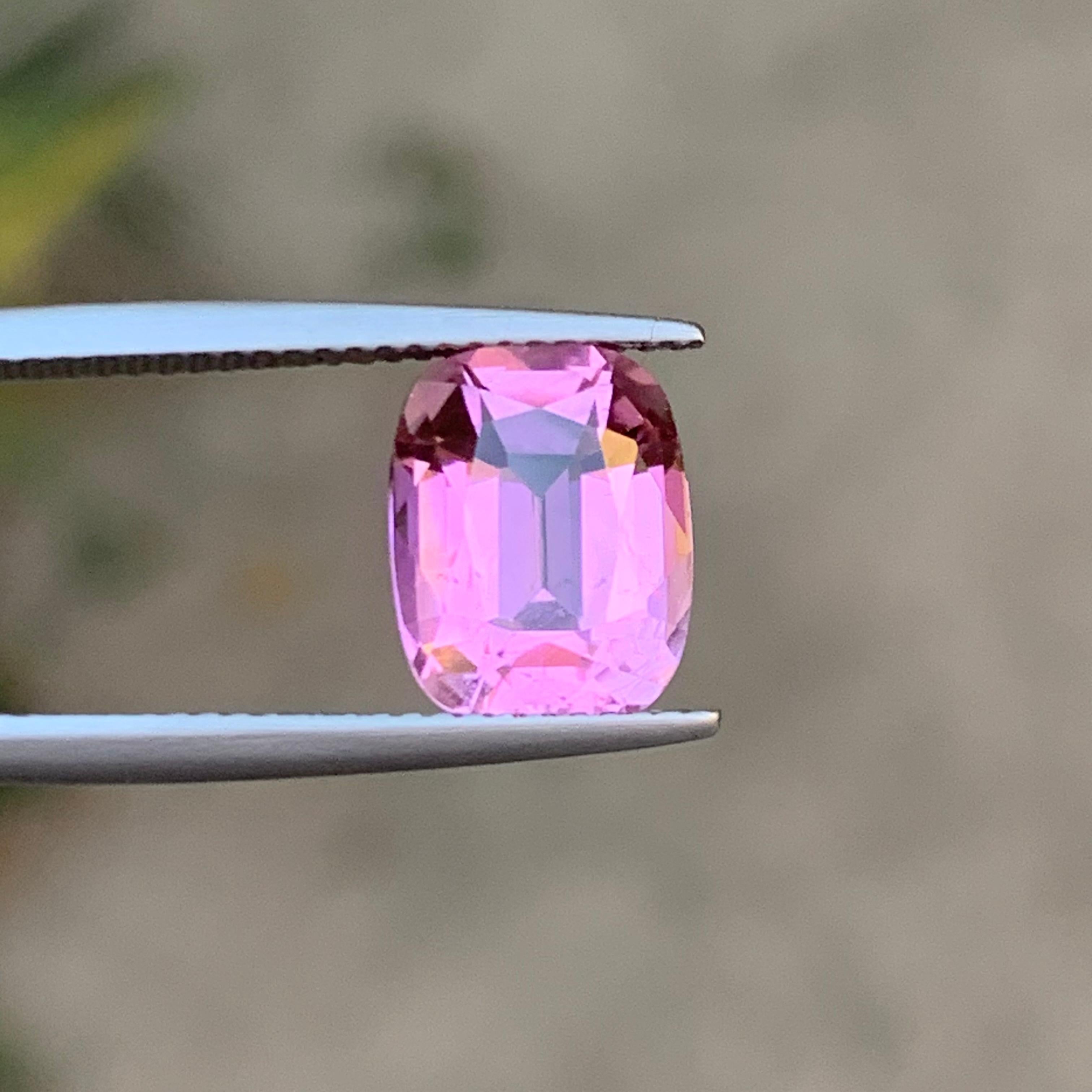 Rara gema de turmalina natural de color rosa vivo, 3,85 qt, talla cojín - Anillo de joyería en venta 4