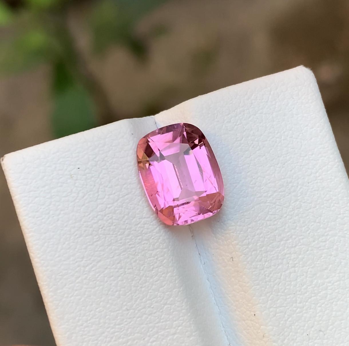 Rara gema de turmalina natural de color rosa vivo, 3,85 qt, talla cojín - Anillo de joyería Contemporáneo en venta