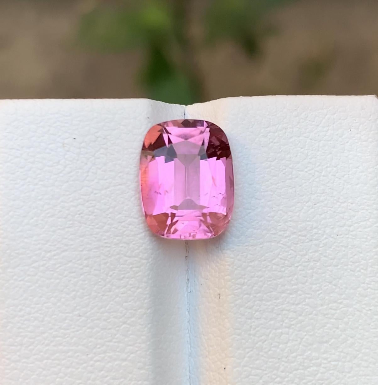 Rara gema de turmalina natural de color rosa vivo, 3,85 qt, talla cojín - Anillo de joyería Corte cojín en venta