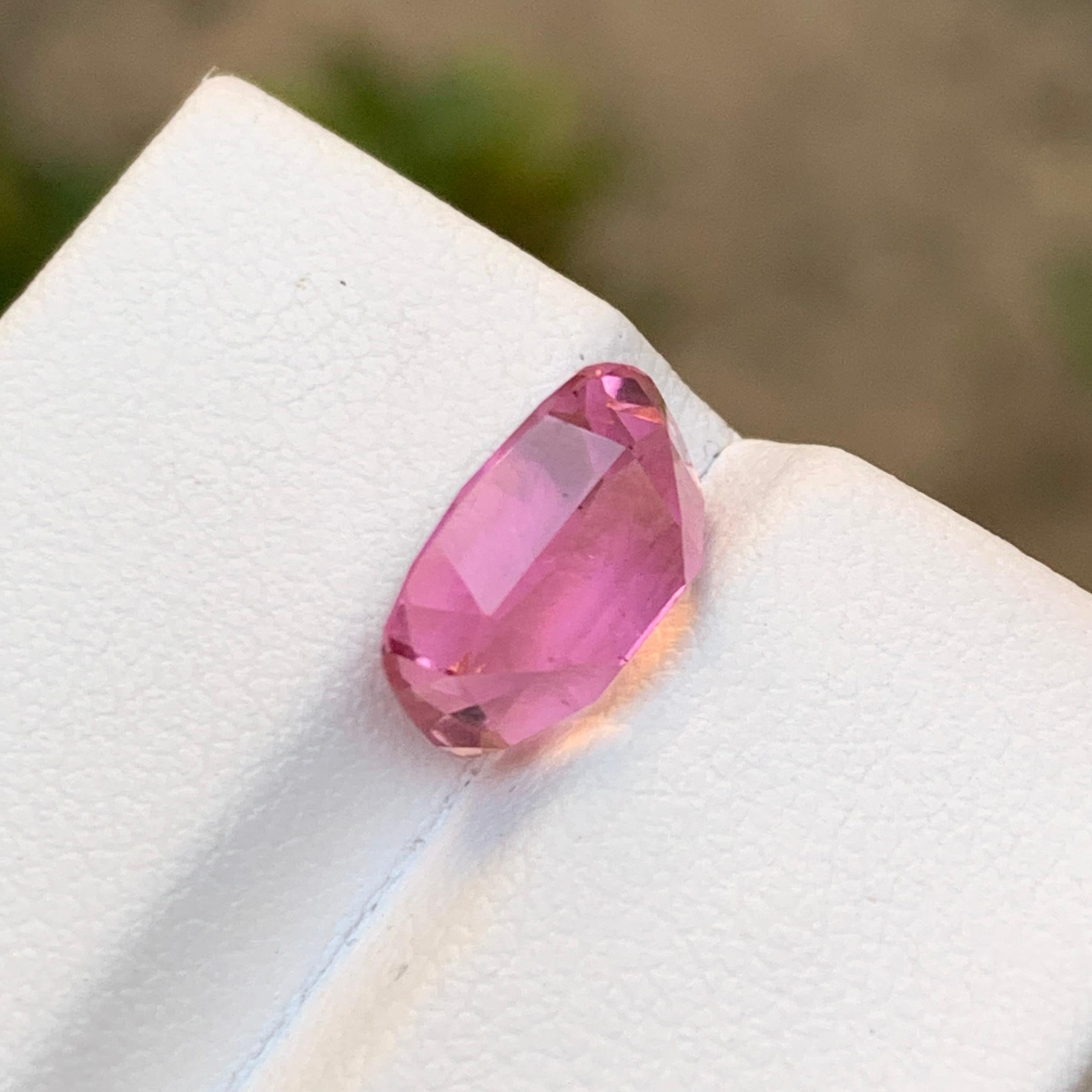 Rara gema de turmalina natural de color rosa vivo, 3,85 qt, talla cojín - Anillo de joyería en venta 1
