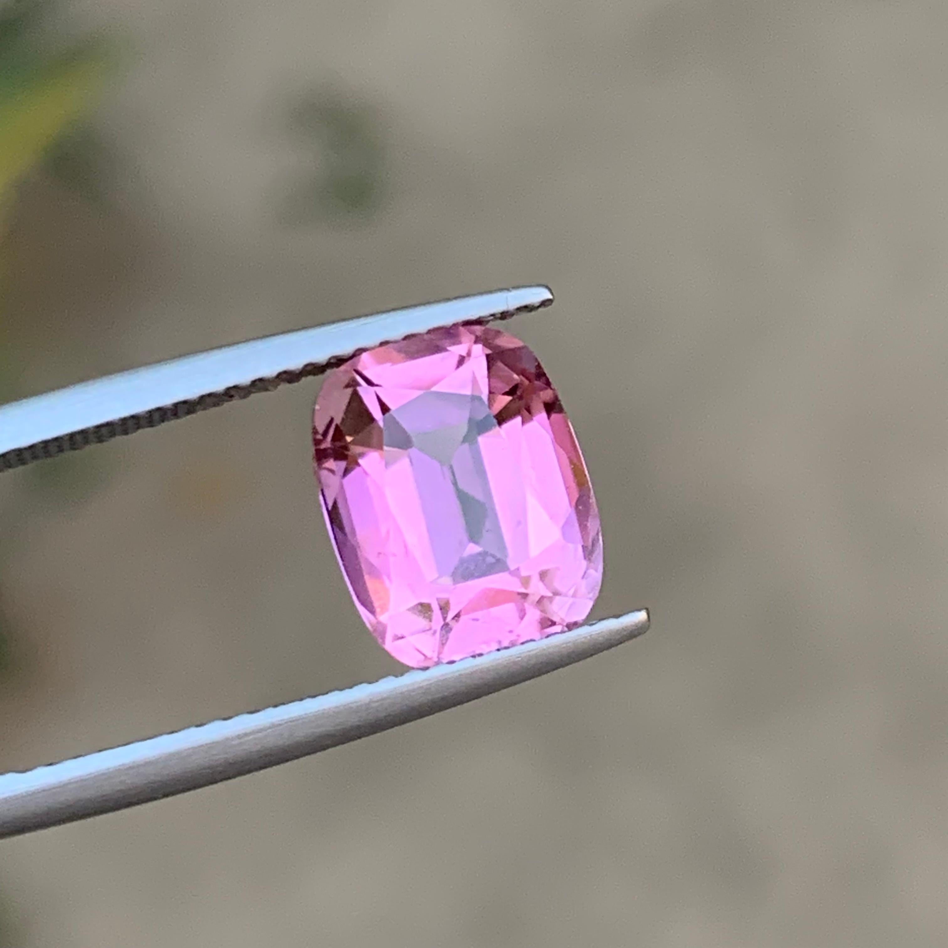 Rara gema de turmalina natural de color rosa vivo, 3,85 qt, talla cojín - Anillo de joyería en venta 2