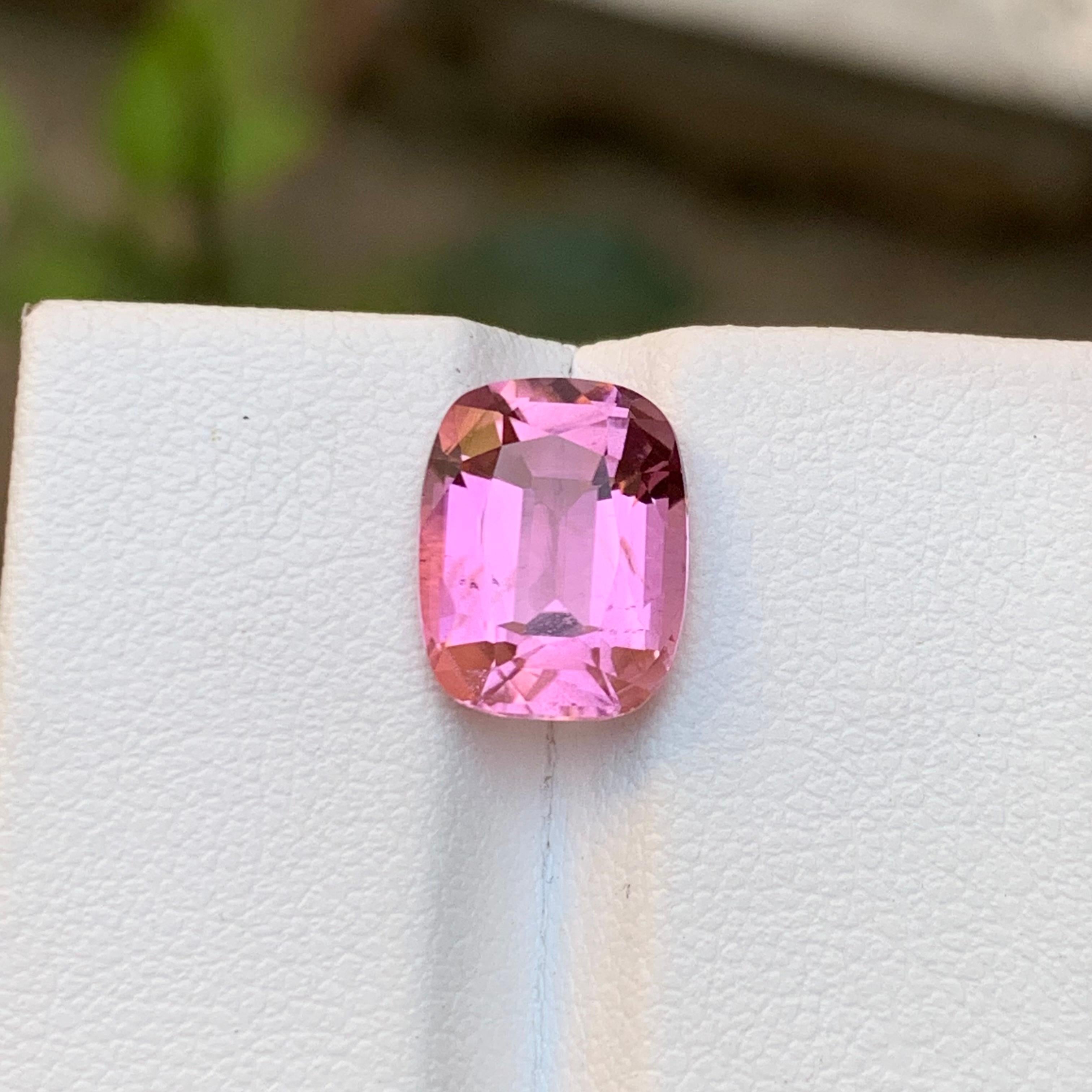 Rara gema de turmalina natural de color rosa vivo, 3,85 qt, talla cojín - Anillo de joyería en venta 3