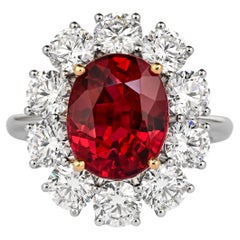 Anillo de 18 quilates con halo de diamantes y rubí siam tailandés rojo vivo de corte oval de 5,81 quilates