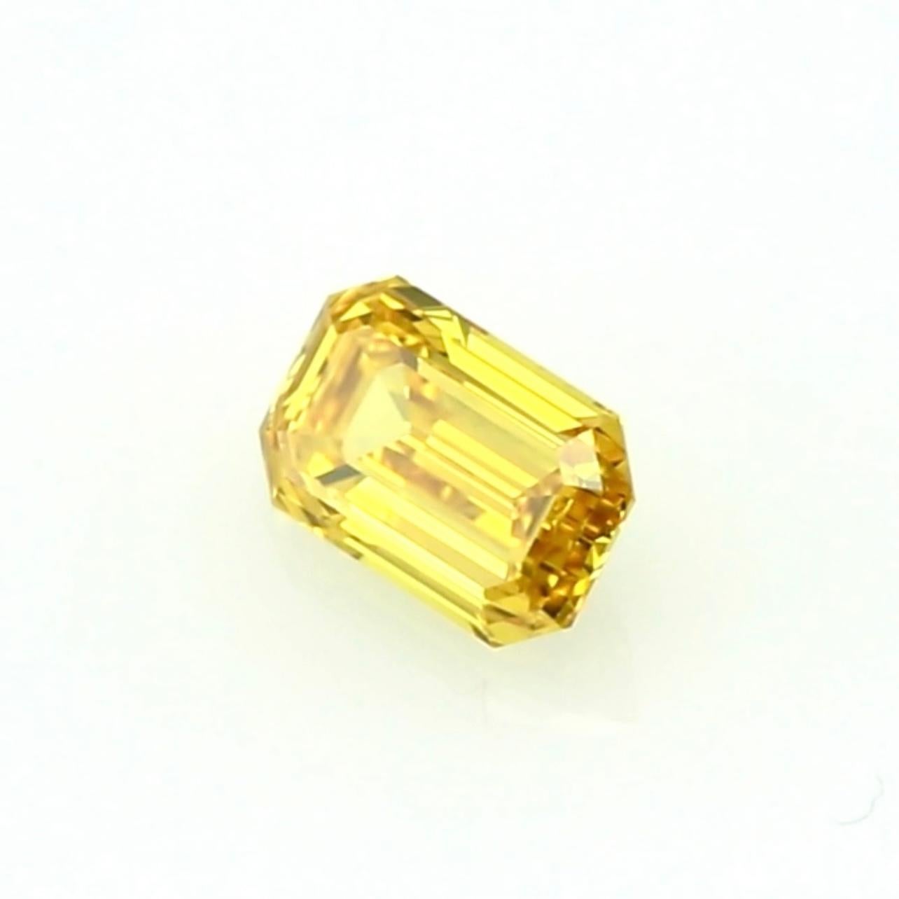 RARE VIVID YELLOW DIAMOND ! - 0.82ct Emerald Cut Fancy Vivid Yellow Diamond In New Condition For Sale In Ramat Gan, IL