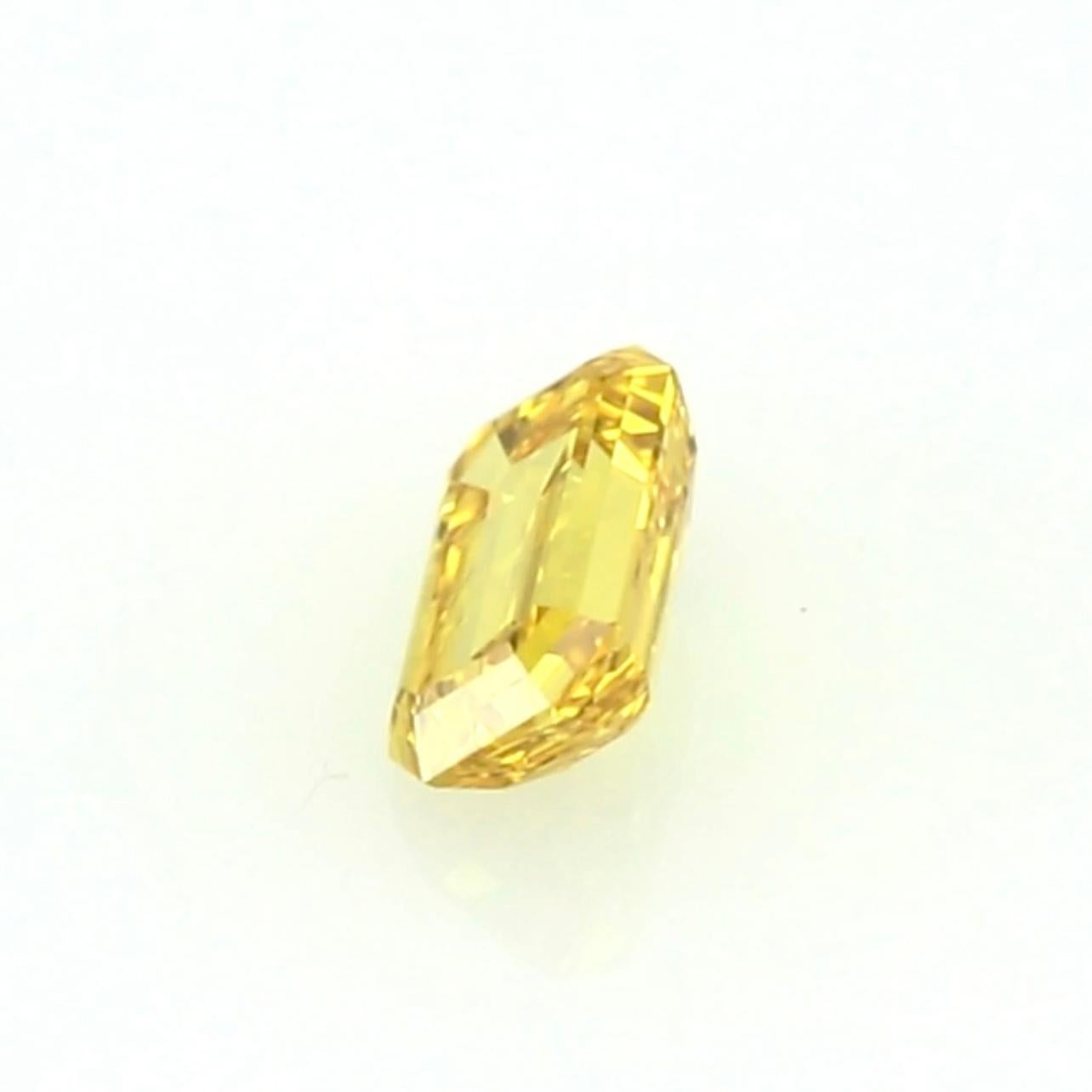 Women's or Men's RARE VIVID YELLOW DIAMOND ! - 0.82ct Emerald Cut Fancy Vivid Yellow Diamond For Sale