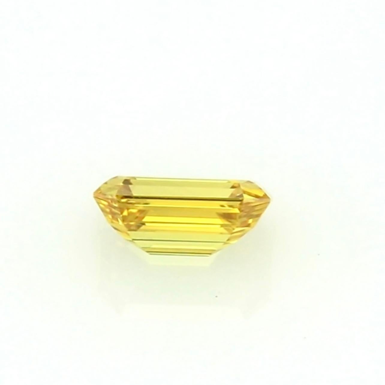 RARE VIVID YELLOW DIAMOND ! - 0.82ct Emerald Cut Fancy Vivid Yellow Diamond For Sale 1