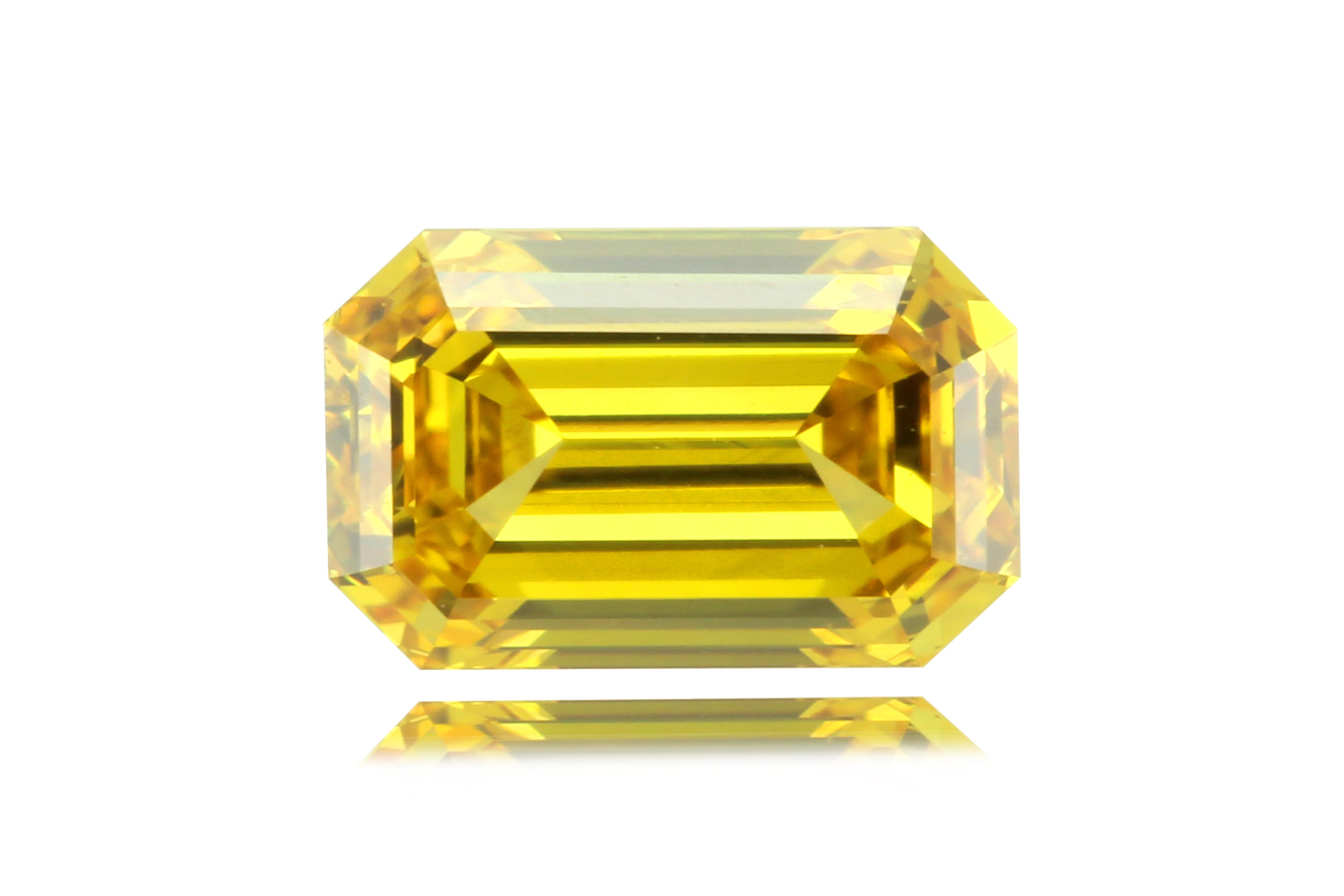 RARE VIVID YELLOW DIAMOND ! - 0.82ct Emerald Cut Fancy Vivid Yellow Diamond For Sale 2
