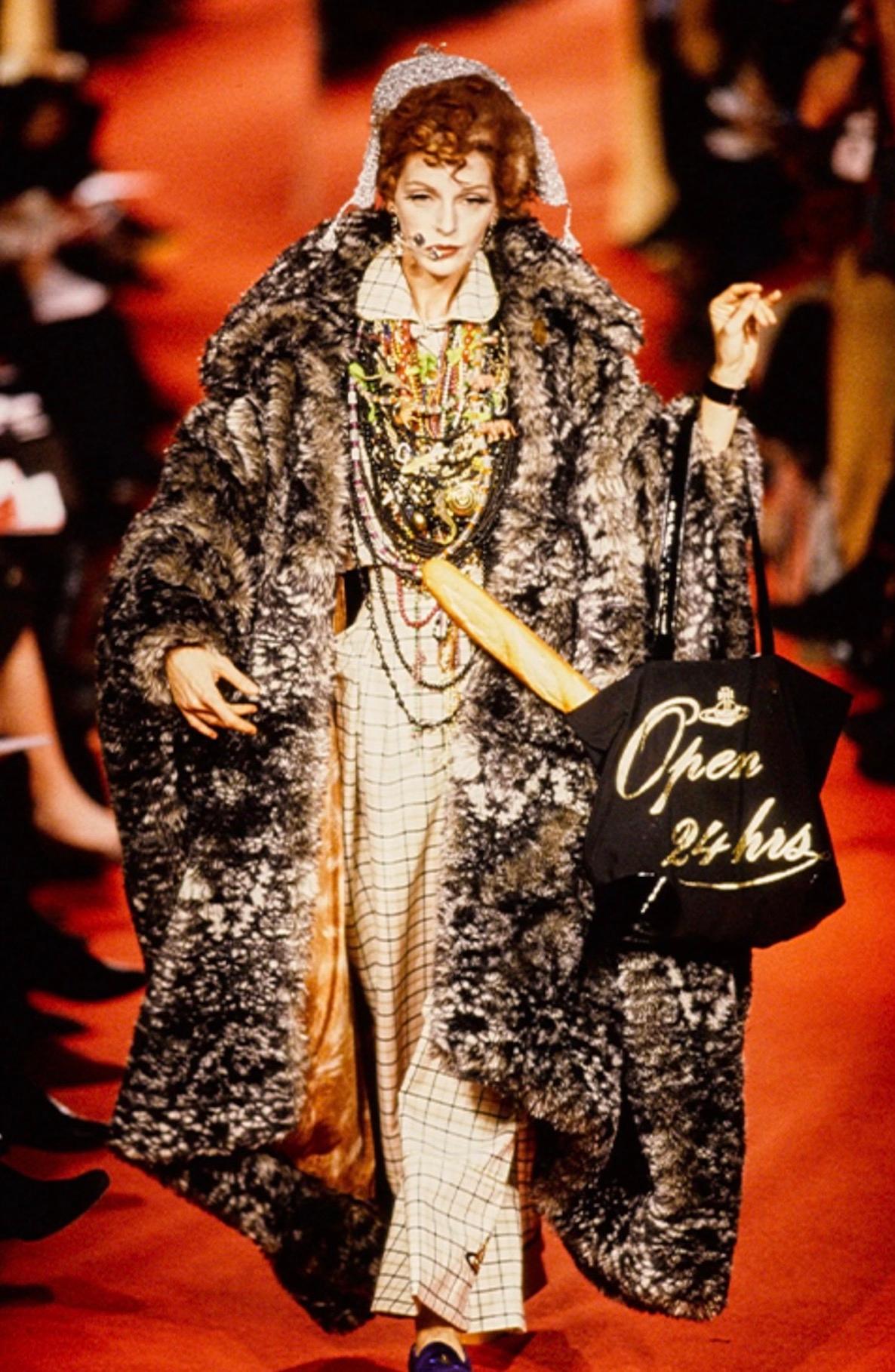Vivienne Westwood Holy Grail
Une pièce d'histoire de la mode digne d'un musée

Tailleur Vivienne Westwood FW1993 extrêmement rare ! La signature de cette Collectional ! Superbe costume trois pièces : chemise, pantalon et ceinture. La chemise (ou la
