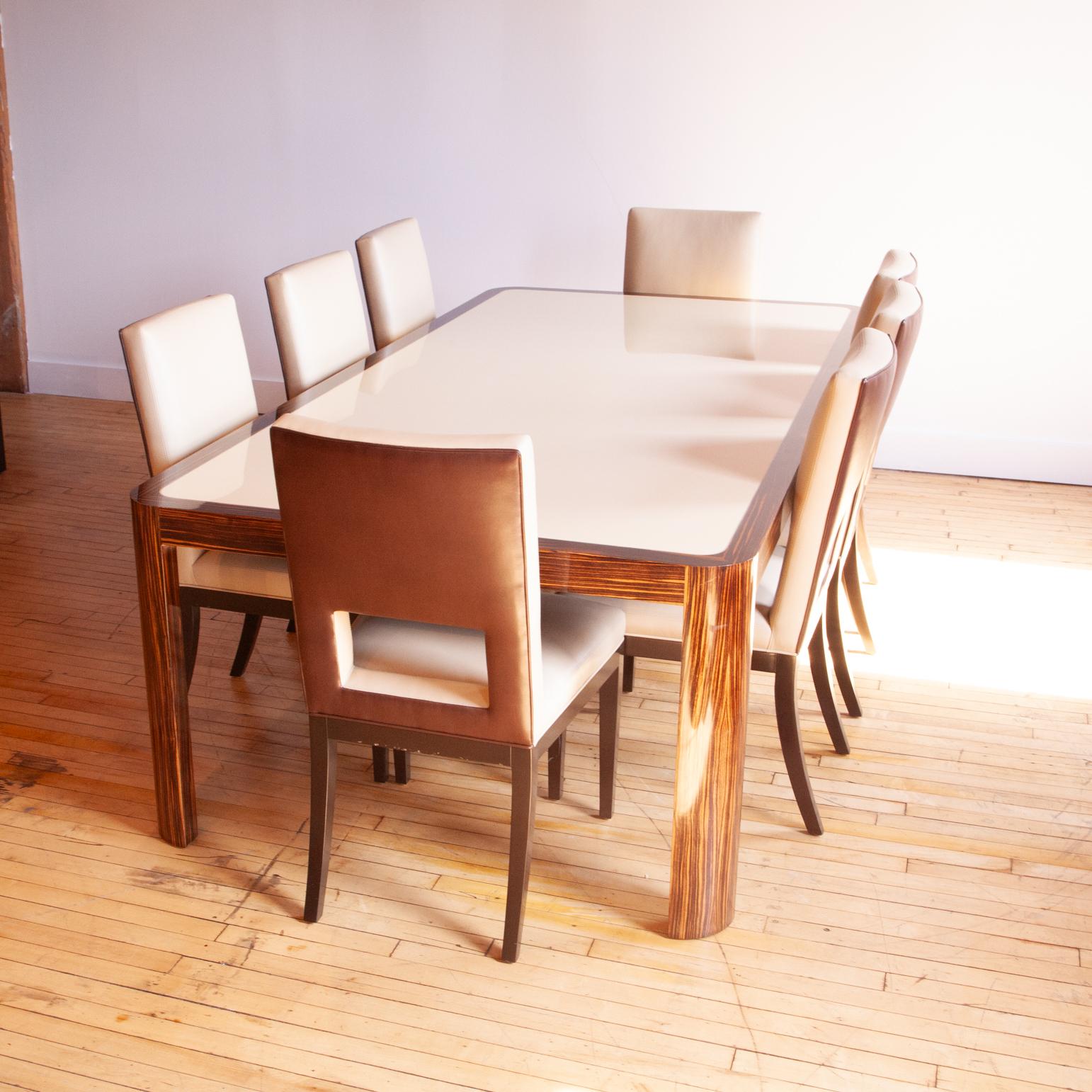Rarissime et magnifique table de salle à manger des ann�ées 1970 de Vladimir Kagan, en bois exotique zébré, avec incrustation d'aluminium et plateau laqué crème. Les jambes sont magnifiquement incurvées. 

Un design sensationnel. 

Il s'agit d'une