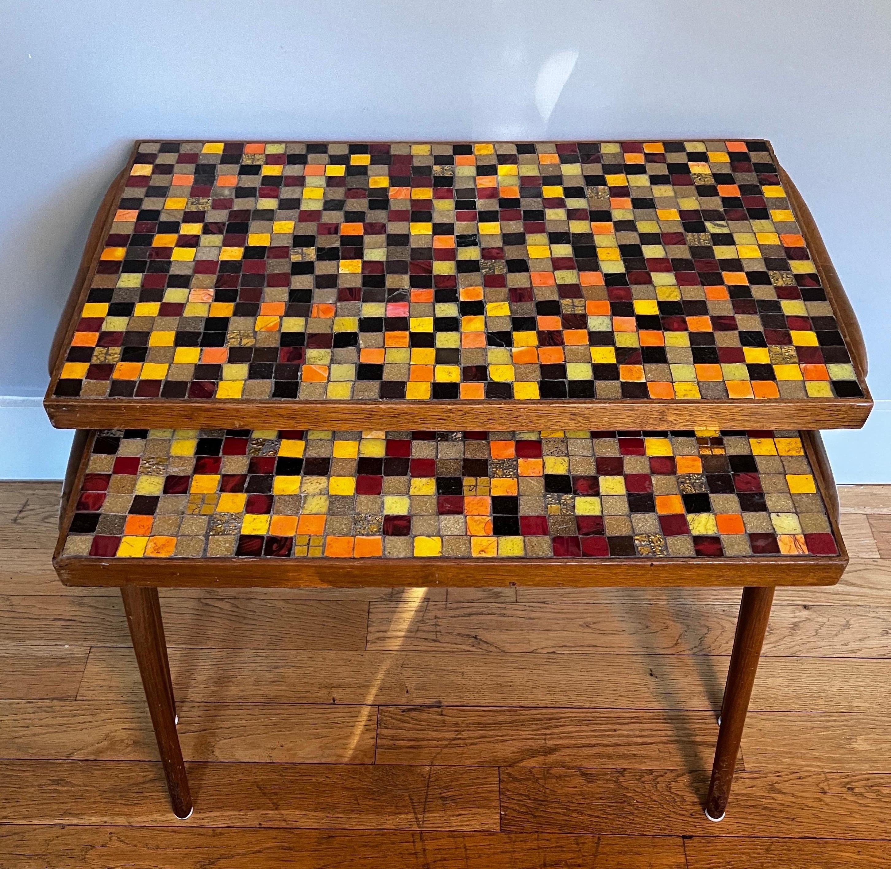 Rares tables gigognes en mosaïque de Vladimir Kagan pour Kagan-Dreyfuss circa 1955

Label brûlé au bois sur le dessous d'une grande table

Mesures : Large - 16 D x 28 W x 20 1/2