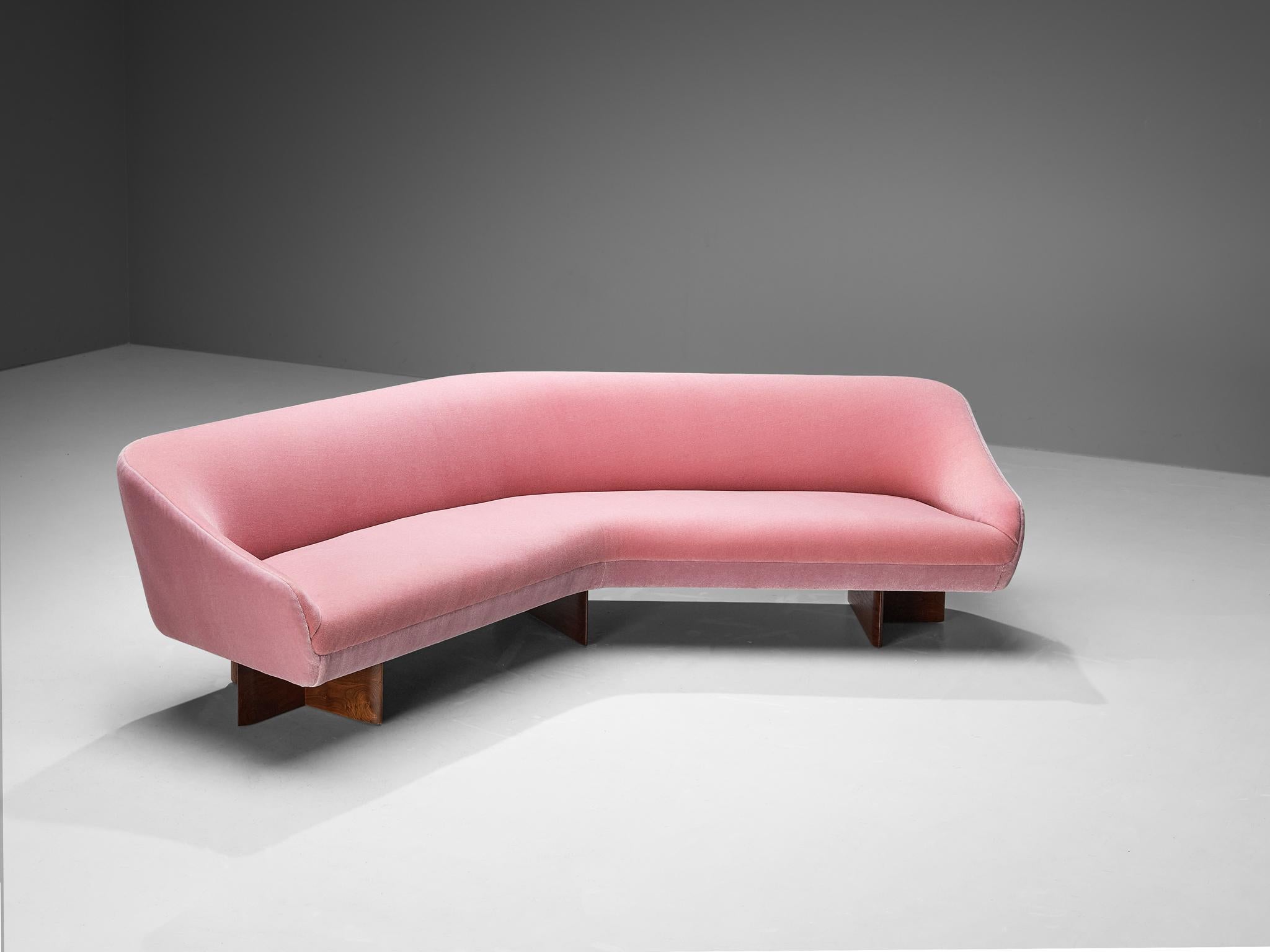 Vladimir Kagan for Vladimir Kagan Designs, Inc., ‘Wide Angle’ sofa, model ‘W 506’, reupholstered in mohair “Bold Platre” and “Bold Piggy” by Pierre Frey, walnut, United States, circa 1970

This rare ‘Wide Angle’ sofa is designed by Vladimir Kagan