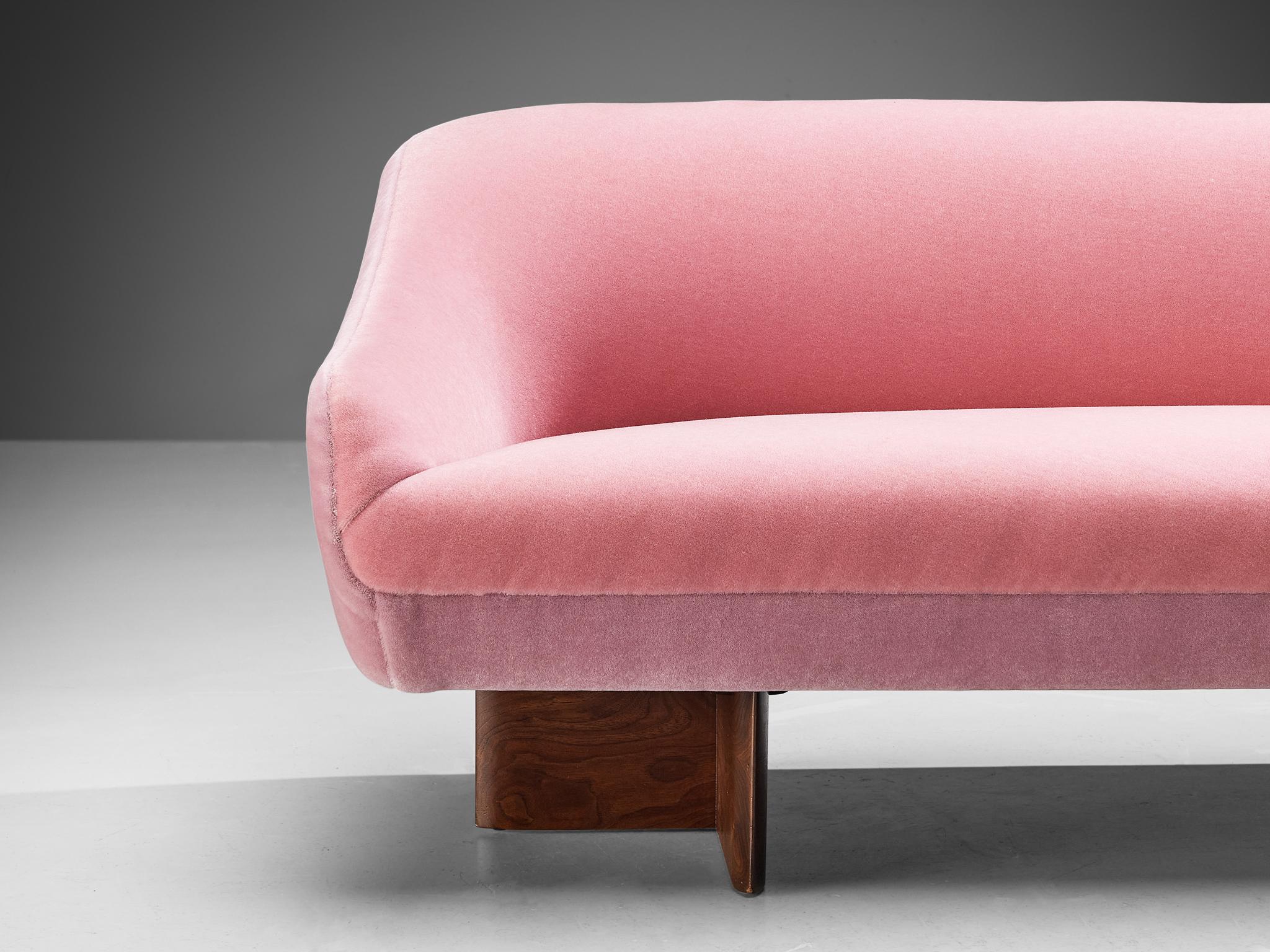 Rare Vladimir Kagan 'Wide Angle' Sofa in Purple Pink Mohair and Walnut  In Good Condition In Waalwijk, NL