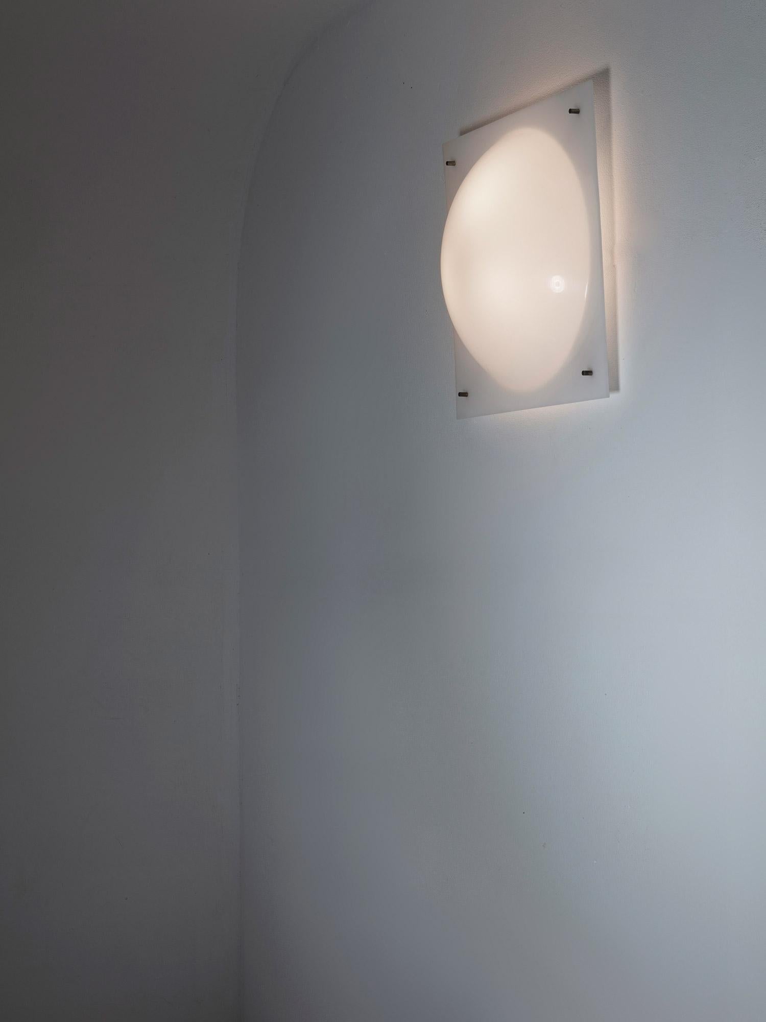 Wall lamp model 199b by Giuseppe Ostuni for O-Luce.
White perspex supported by a thin brass frame.
Literature available upon request.
Three pieces available.