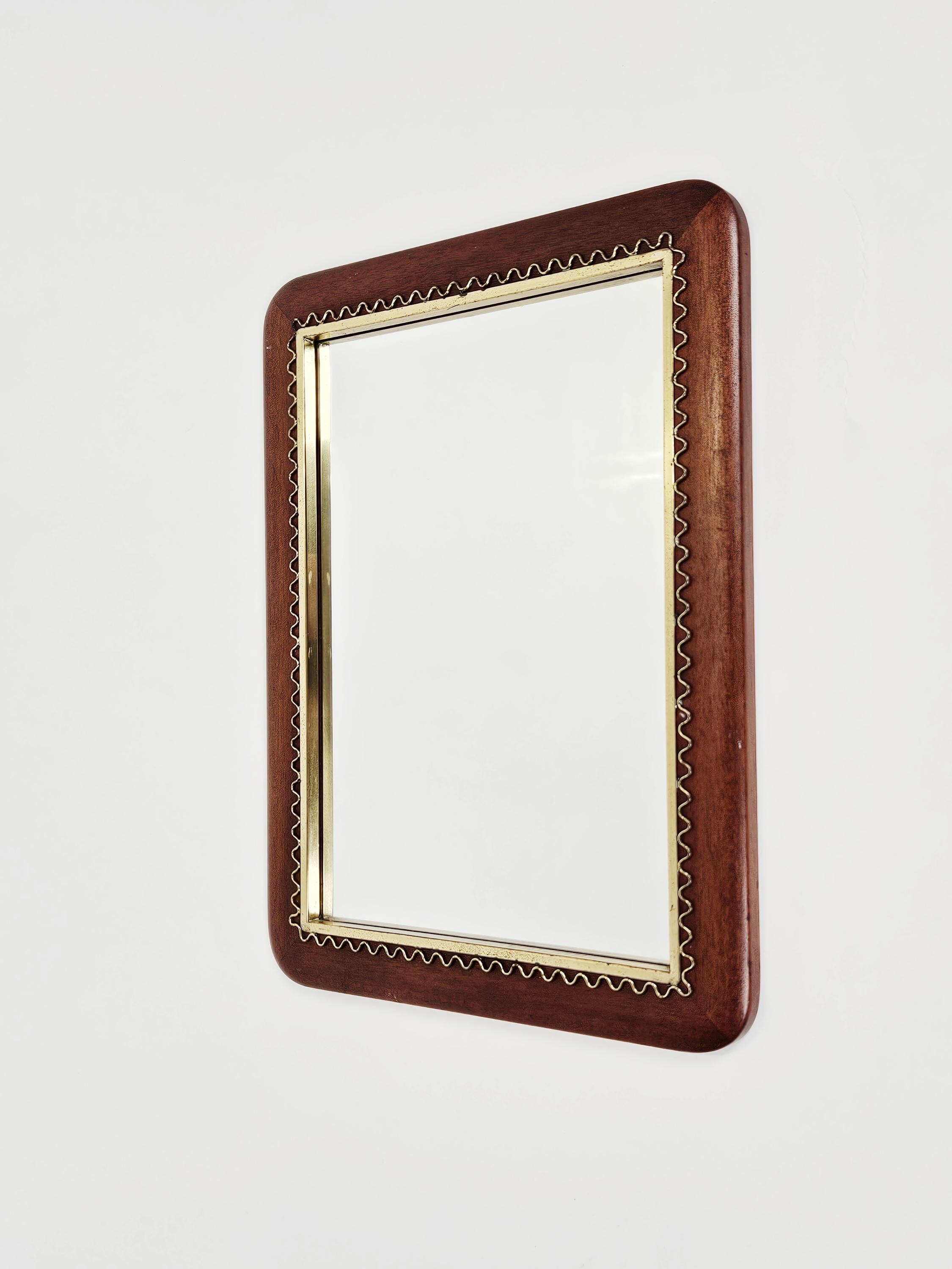 Wall mirror attributed to Josef Frank and Firma Svenskt Tenn. Made in Sweden during the 1950s.

Made in mahogany and brass. 