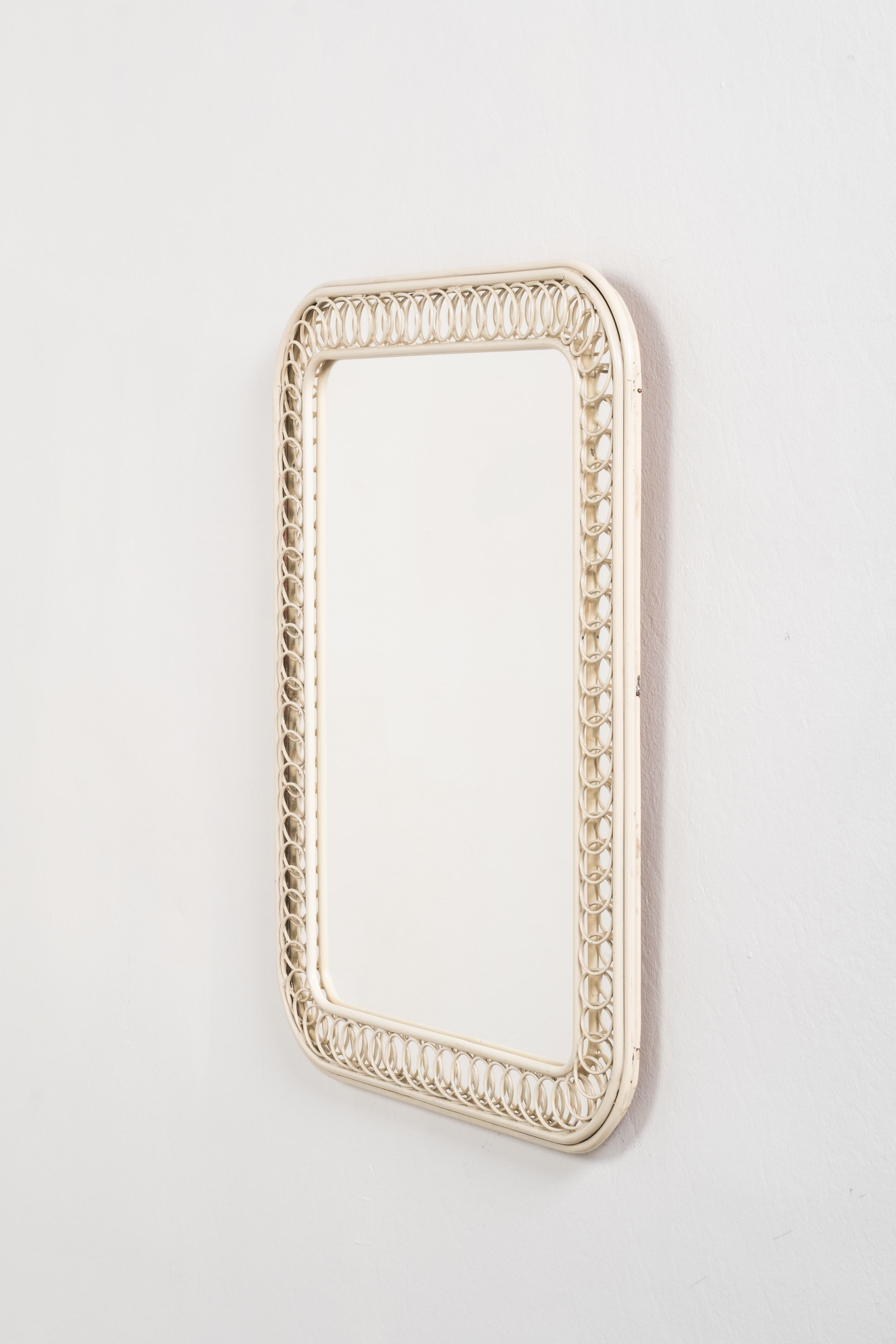 Rare miroir mural rectangulaire, modèle 778, conçu par Hans-Agne Jakobsson et produit à Agnes, en Suède, dans les années 1950. Le cadre en fer peint est fini dans un ton clair et travaillé dans un motif continu en boucle qui donne au miroir à la