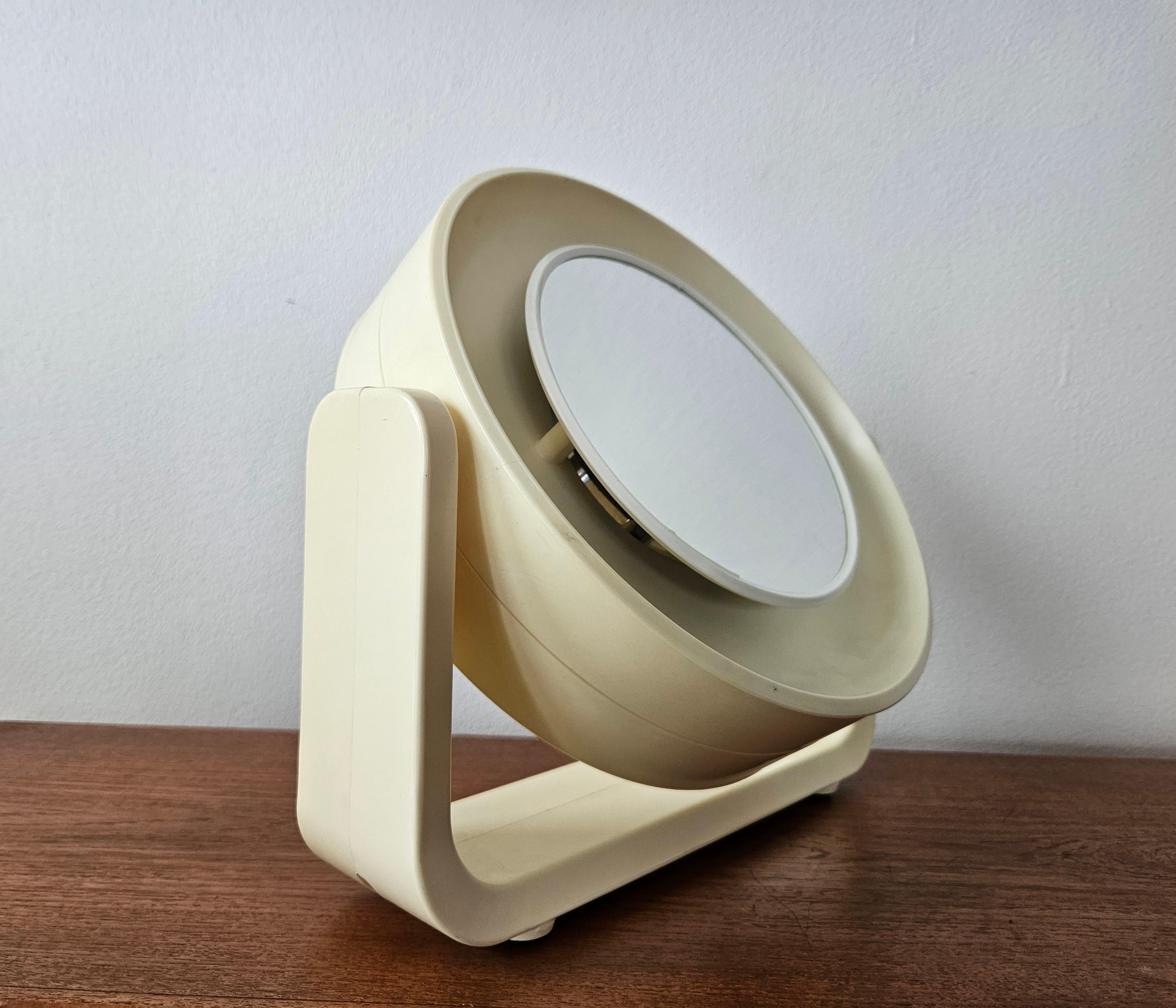 - selten
- praktisch
- einstellbar
- Wand oder Tisch
- mit Label gekennzeichnet
- sehr schöner Beleuchtungsstil