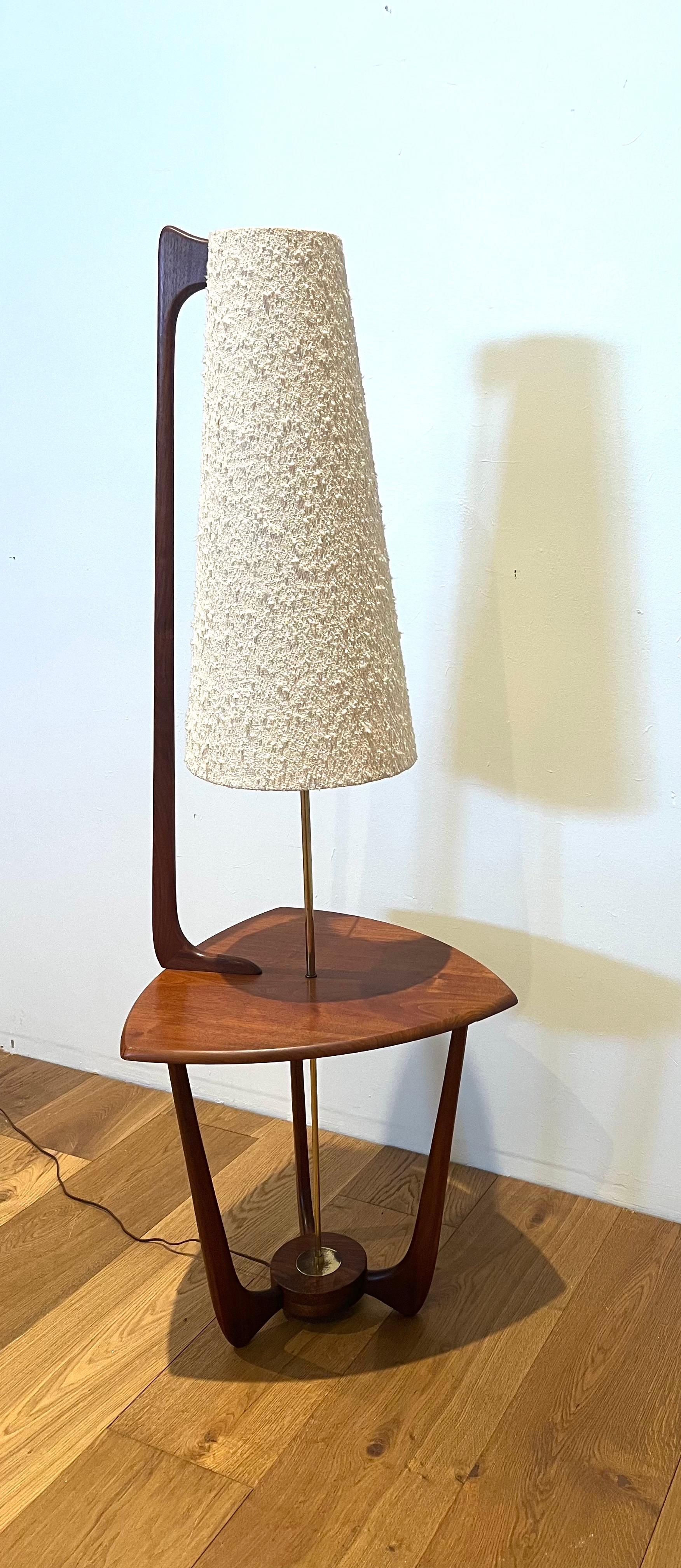 Una lampada da tavolo gioiello difficile da trovare di Modeline Lamp Co. tutte le finiture e le condizioni originali molto rare da trovare bella patina, bella luce, paralume originale, una piccola crepa all'interno niente di grave funziona