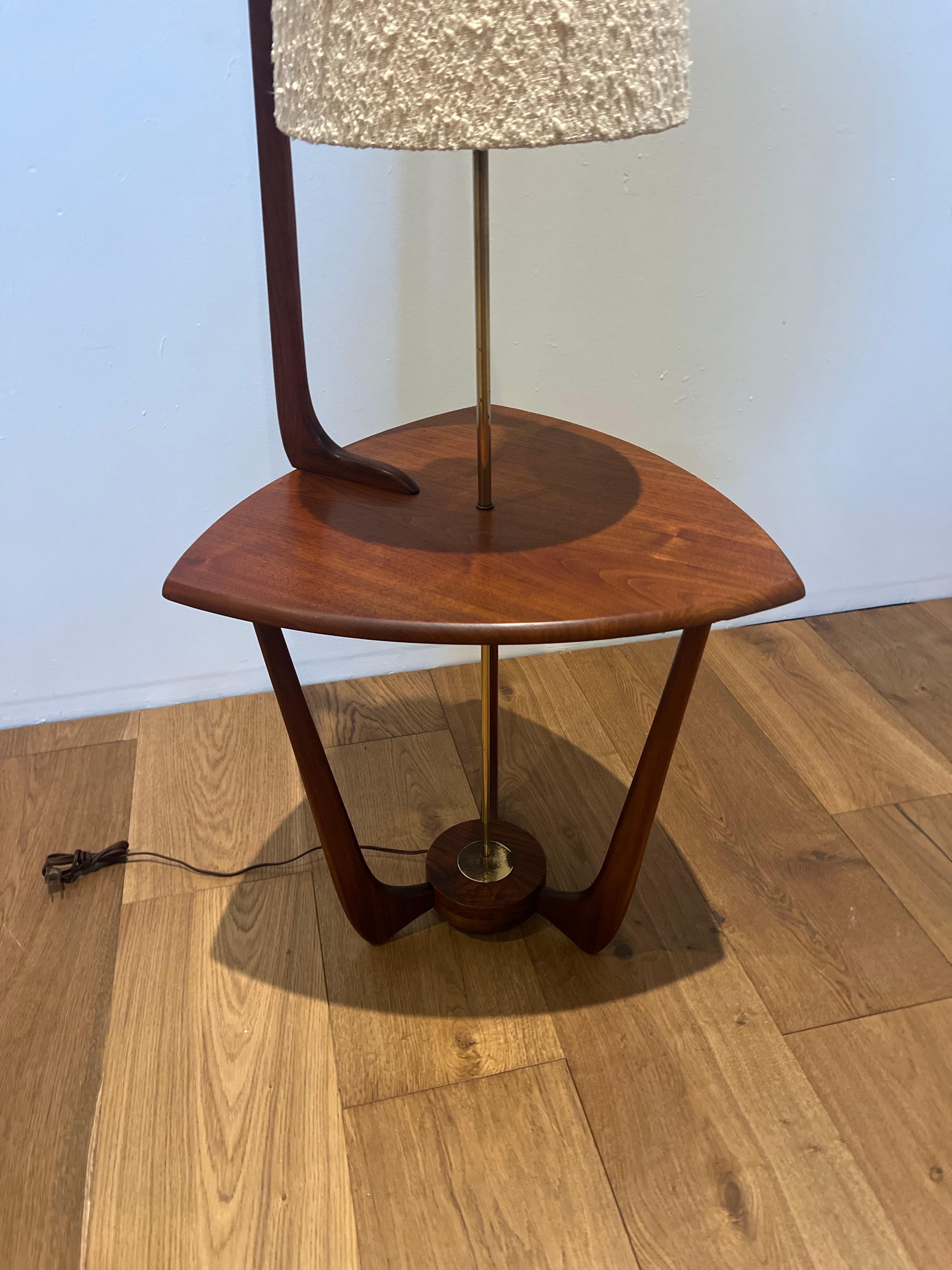 Mid-Century moderno Rara lampada da tavolo in noce del Mid Century americano degli anni '50 di Modeline in vendita