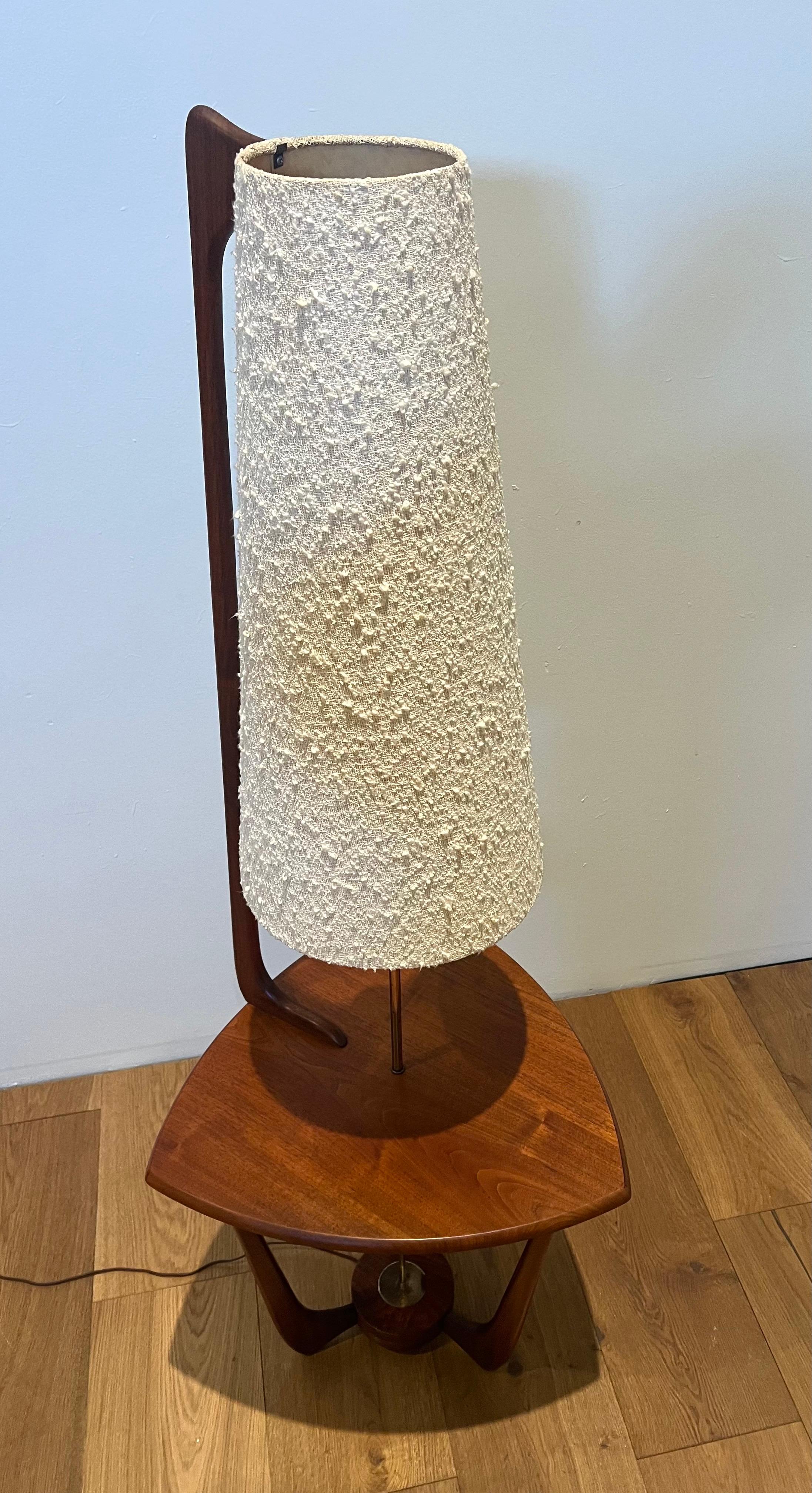 XX secolo Rara lampada da tavolo in noce del Mid Century americano degli anni '50 di Modeline in vendita