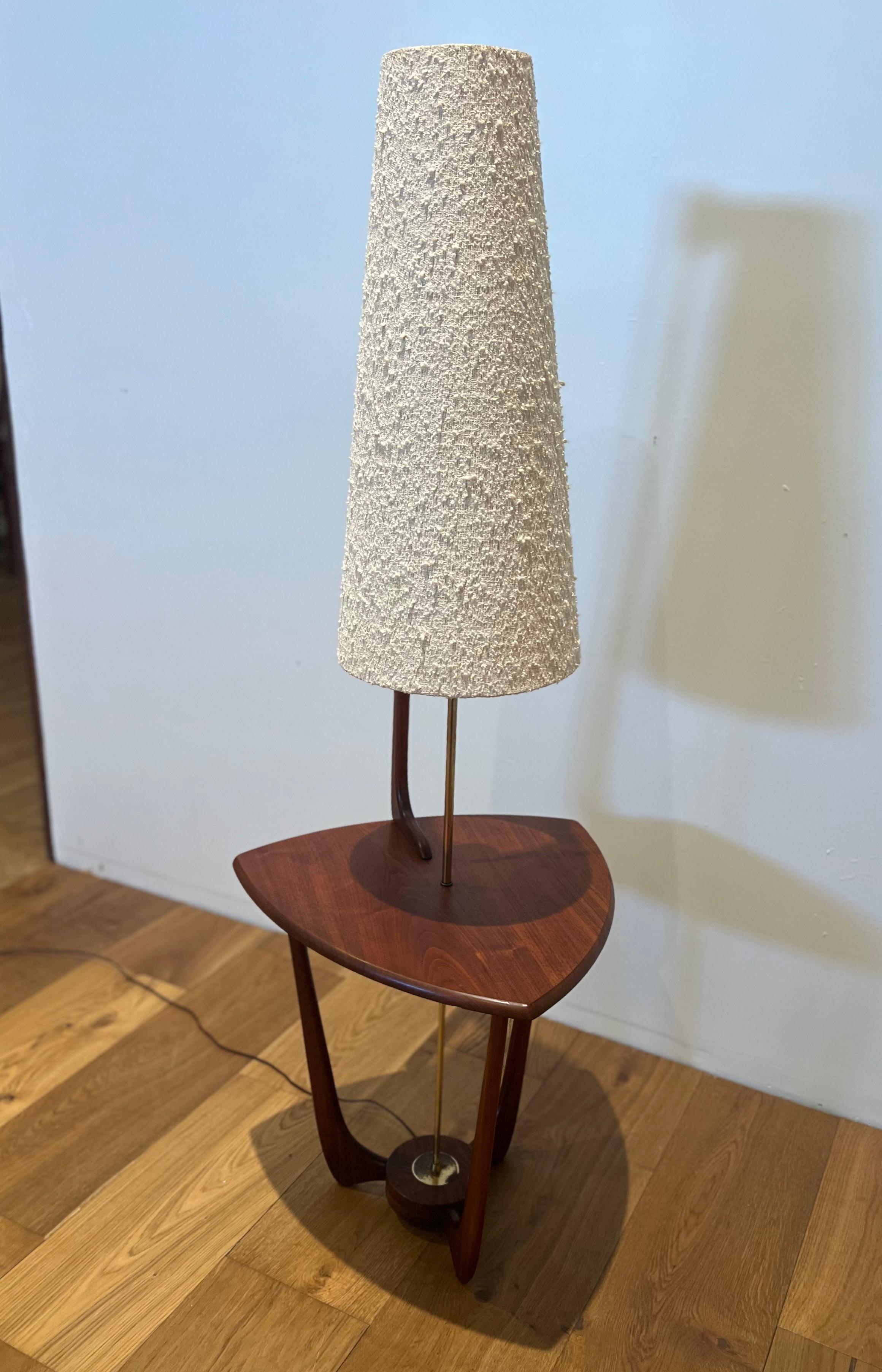 Ottone Rara lampada da tavolo in noce del Mid Century americano degli anni '50 di Modeline in vendita