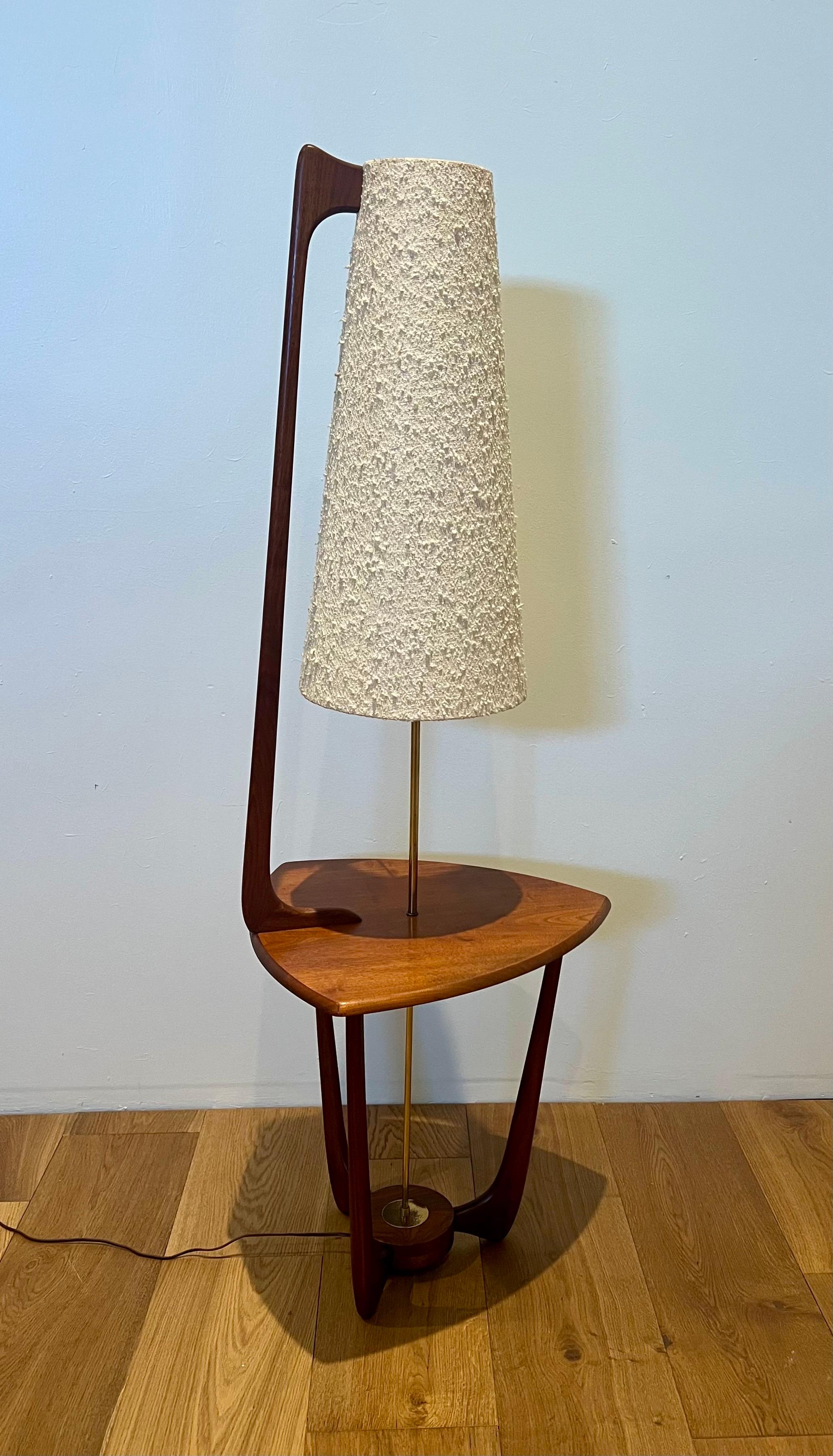 Rara lampada da tavolo in noce del Mid Century americano degli anni '50 di Modeline in vendita 1
