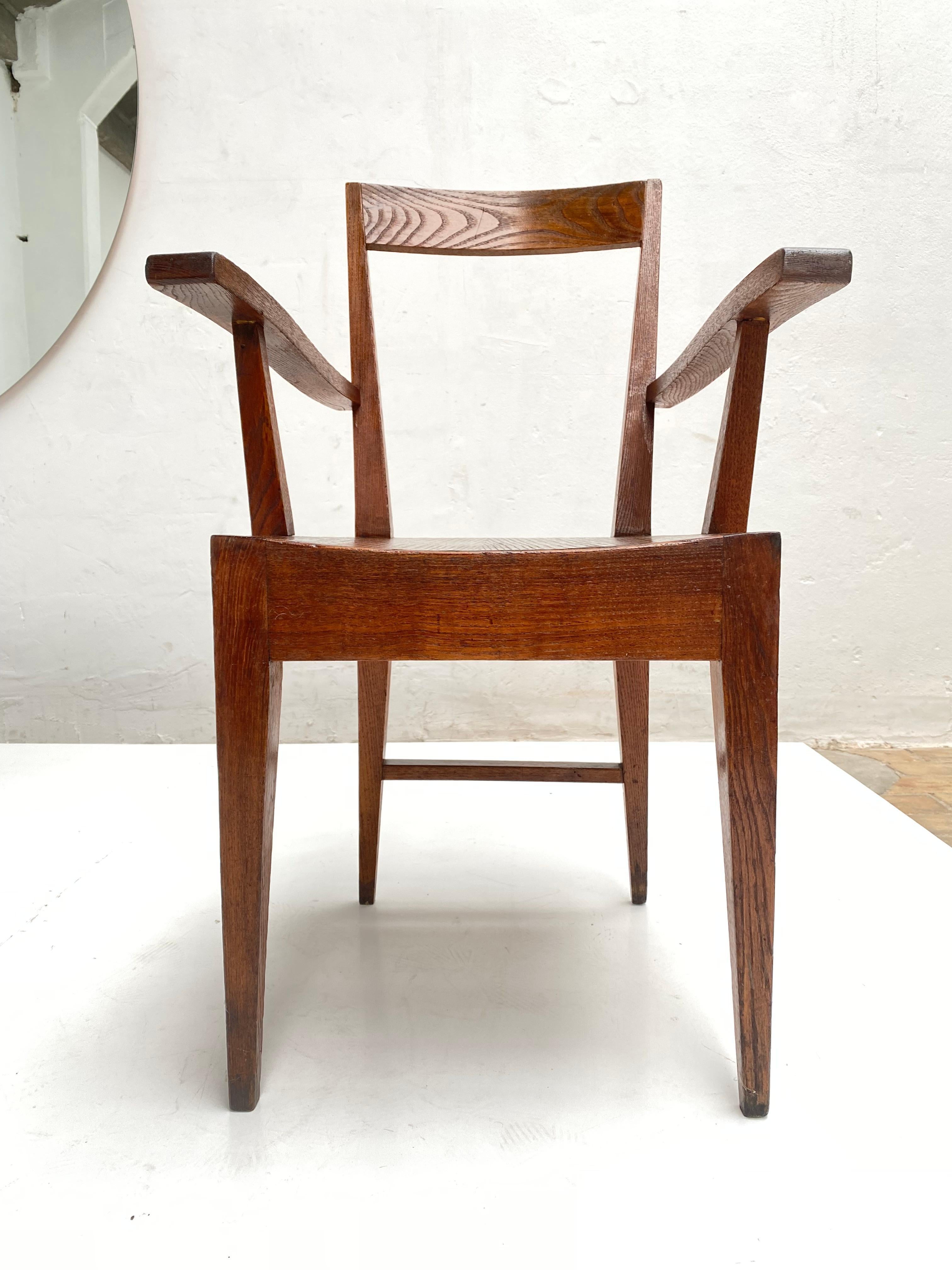 Rare et charmant  Fauteuil en noyer fabriqué à la main à l'Université de Padoue (Padua), Italie, vers 1935-7. Le design de cette chaise adhère très fortement à l'esthétique du design de Gio Ponti de l'époque, Ponti a créé la plupart des chaises de