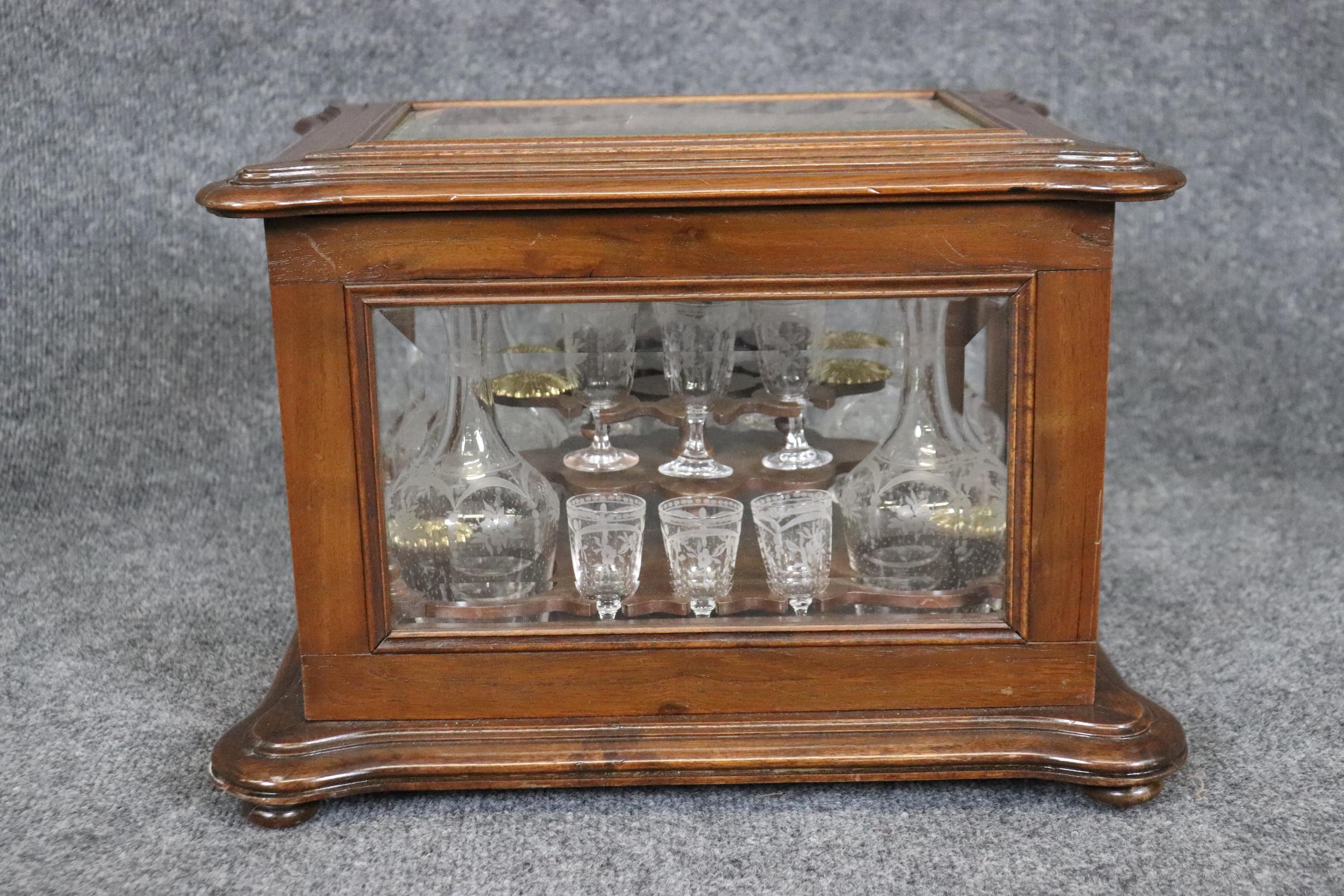 Seltene Walnuss Fall Französisch geätzten Glas 18-teilige Karaffe und Cordial Tantalus Set (Spätes 19. Jahrhundert) im Angebot
