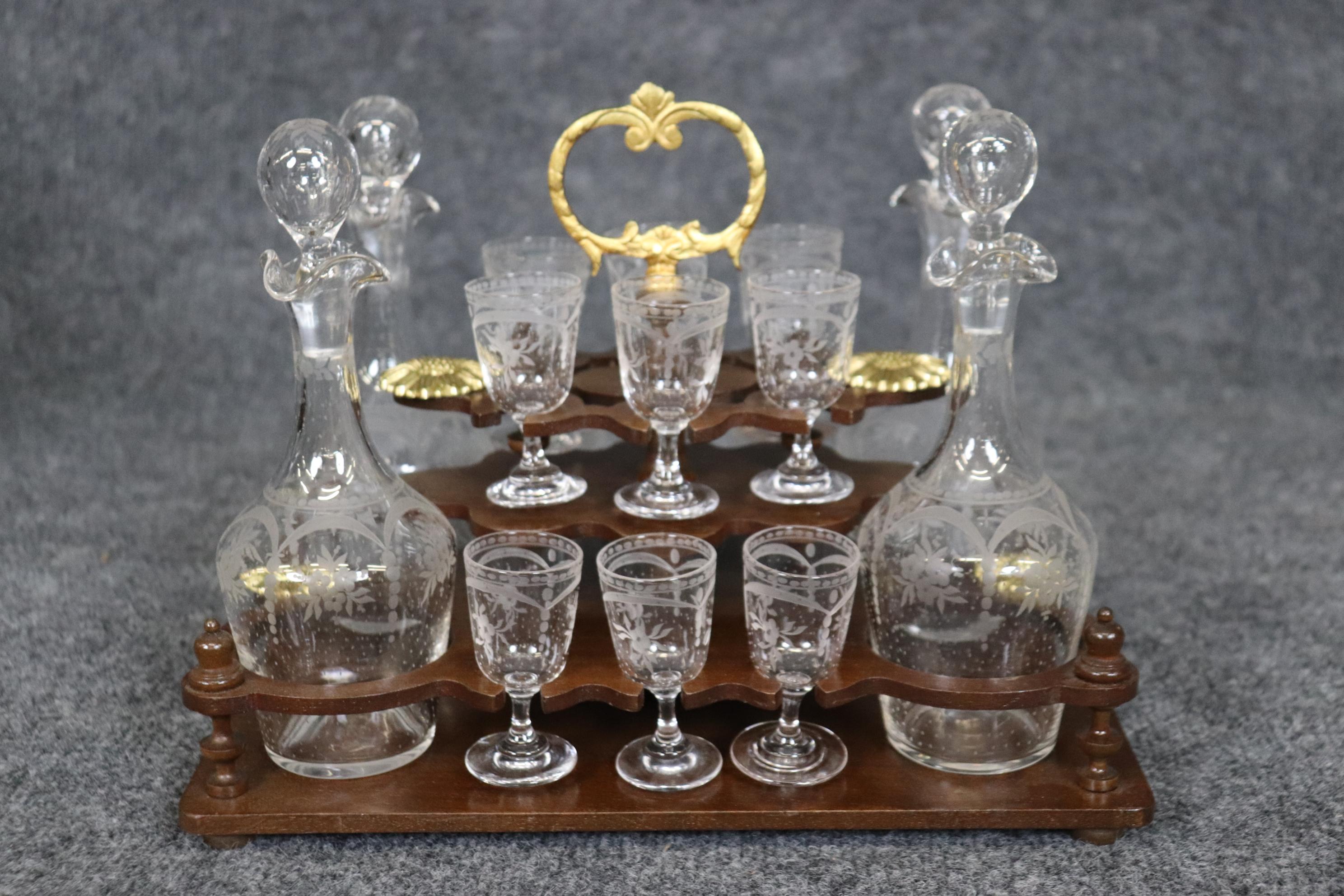 Laiton Rare coffret de 18 carafes et cordiales en verre gravé français en noyer en vente
