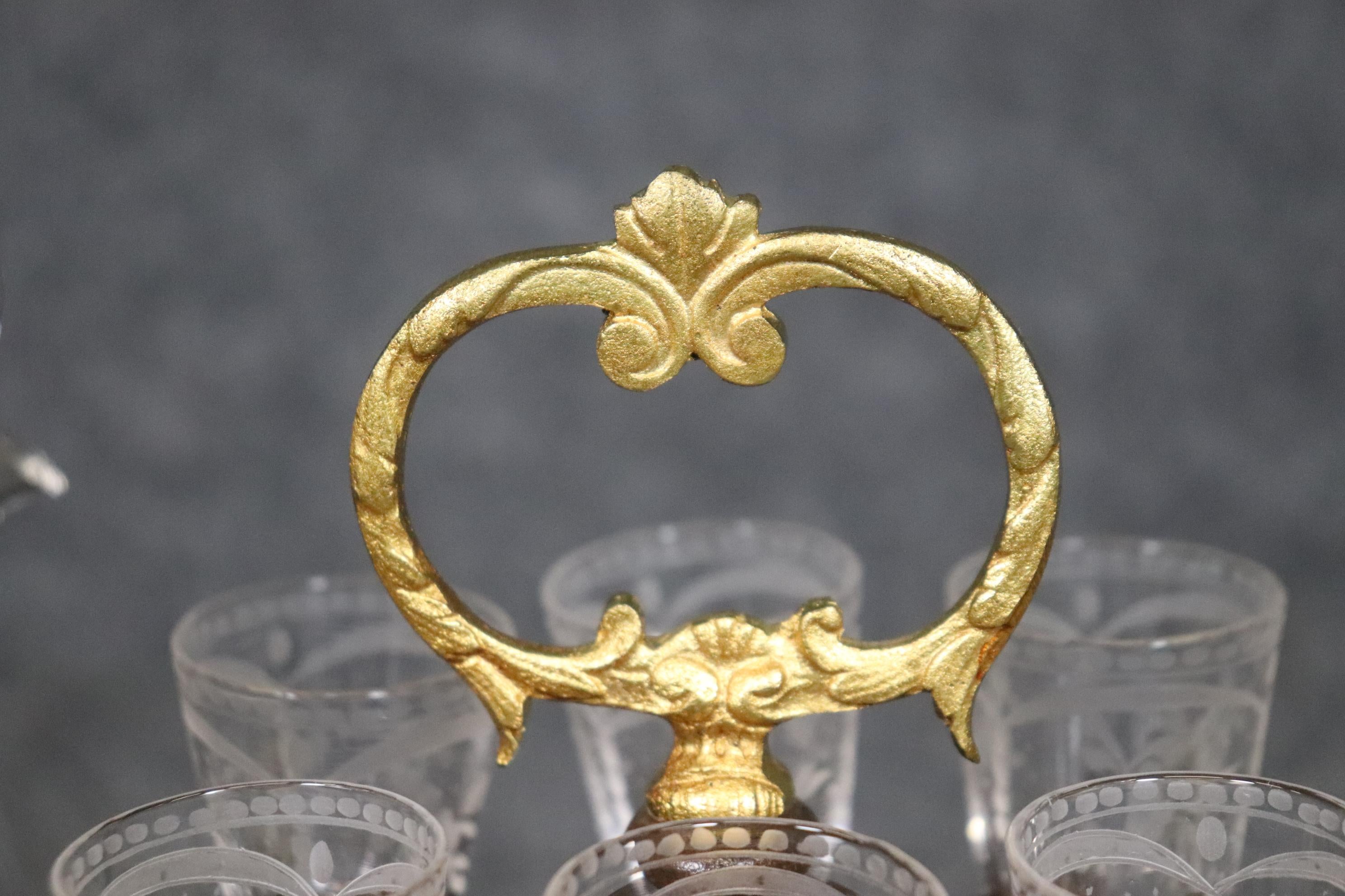 Rare coffret de 18 carafes et cordiales en verre gravé français en noyer en vente 1