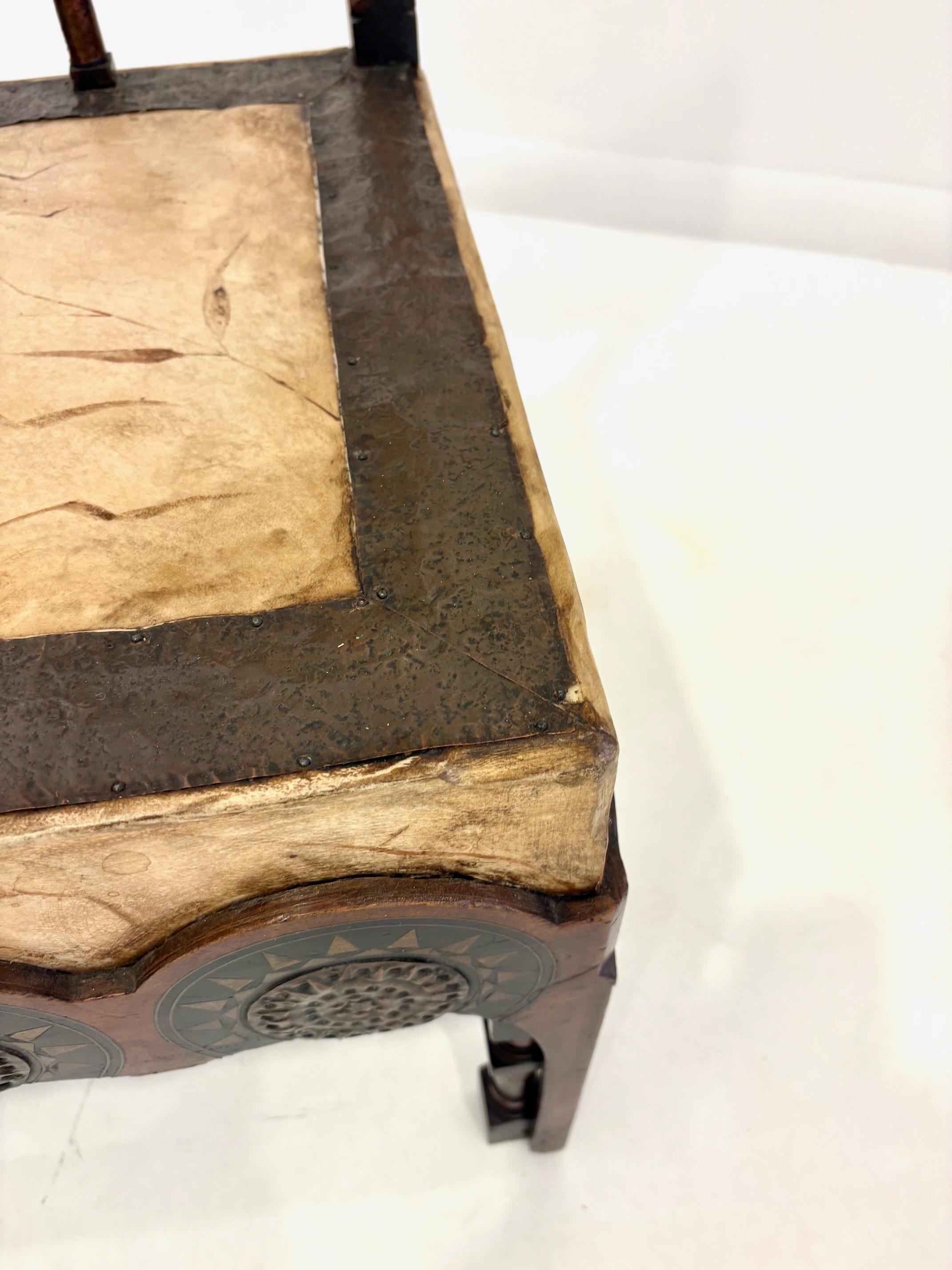 Rara sedia laterale in noce, rame e pergamena di Carlo Bugatti. in vendita 3