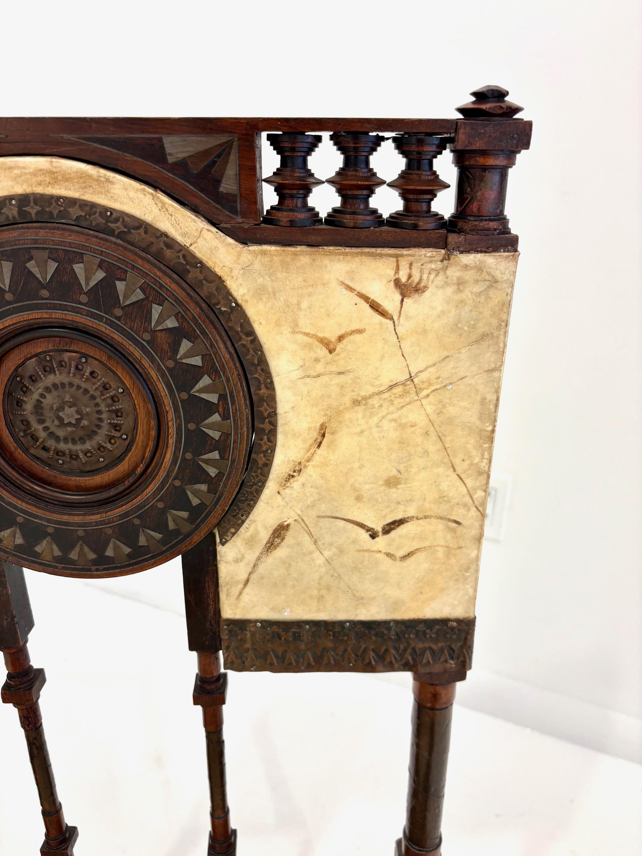 Rara sedia laterale in noce, rame e pergamena di Carlo Bugatti. in vendita 4